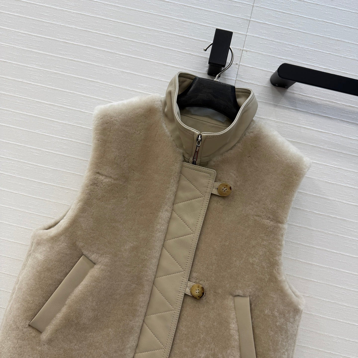 HM 26s Sleeveless Short Vest Beige Glaise Sheepskin 428595