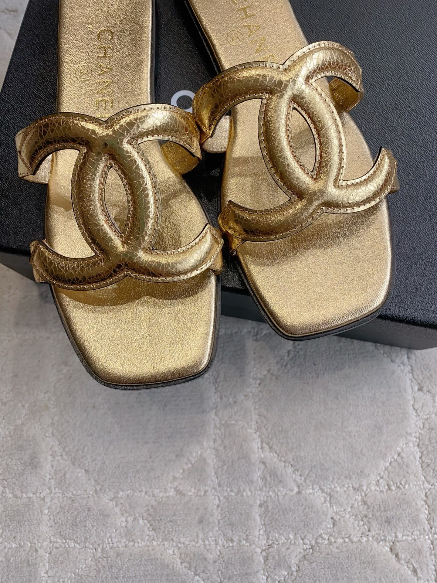 CC Logo Flat Sandals Gold Lambskin 906322