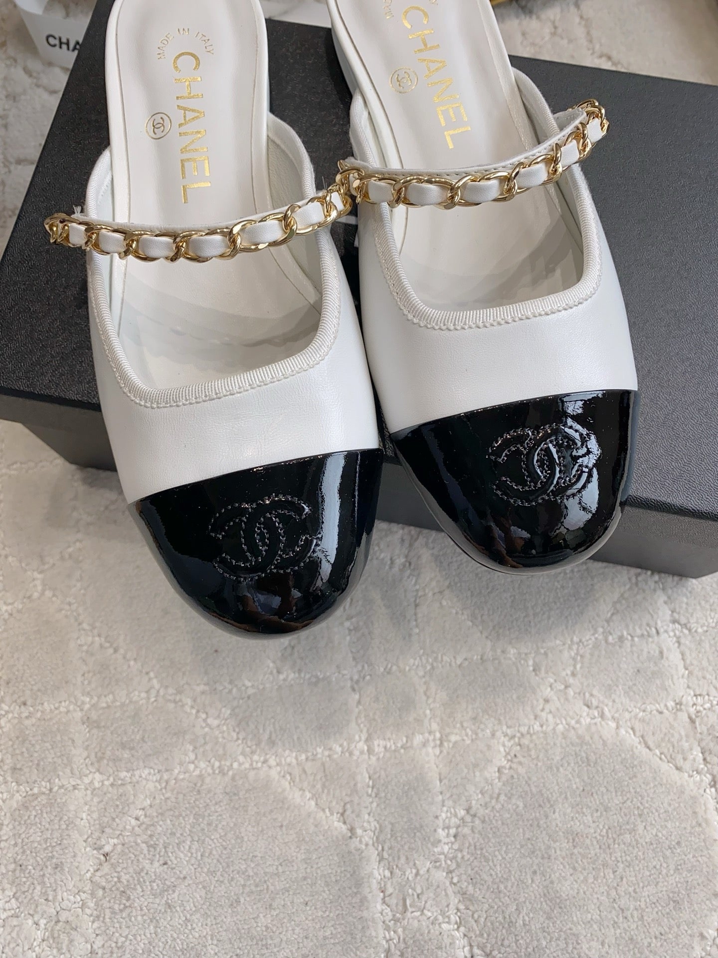 CC 2026s Chain Flat Mules Black White Leather 723678
