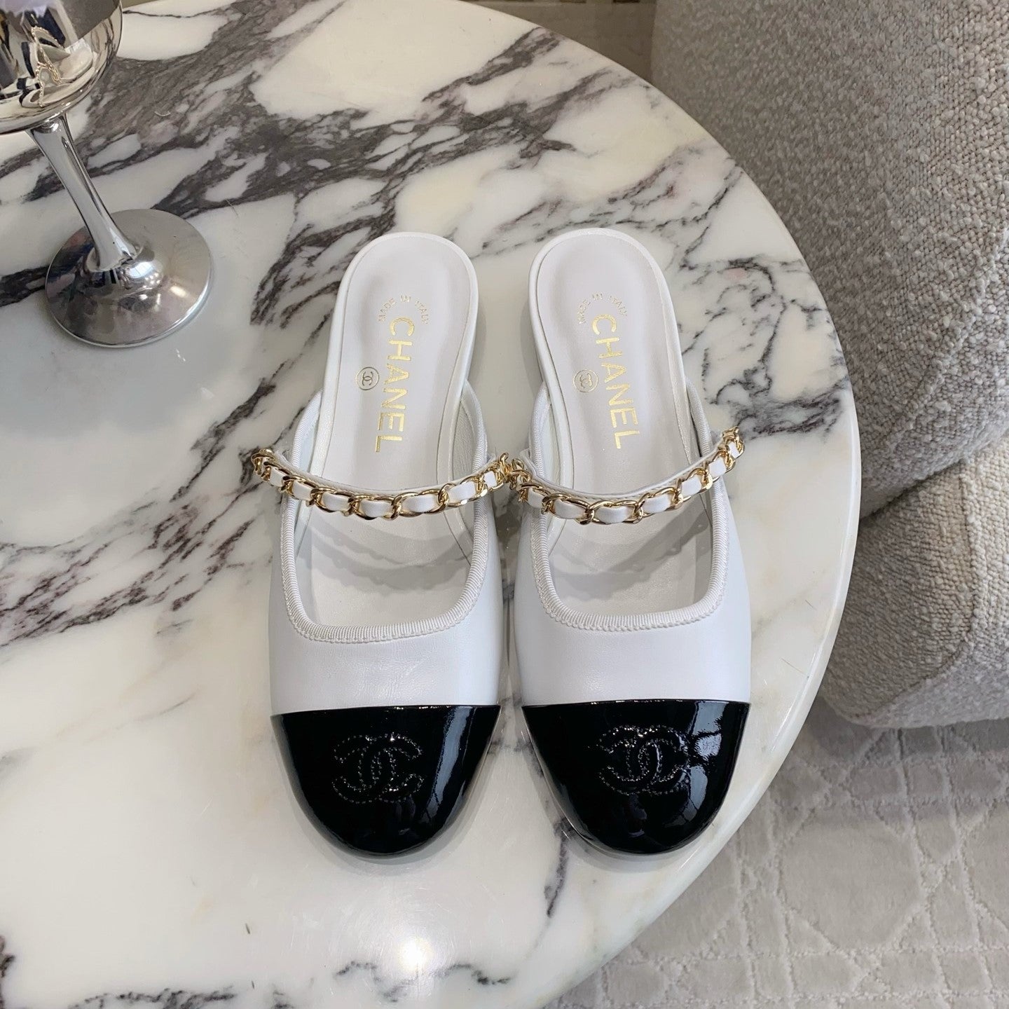 CC 2026s Chain Flat Mules Black White Leather 723678