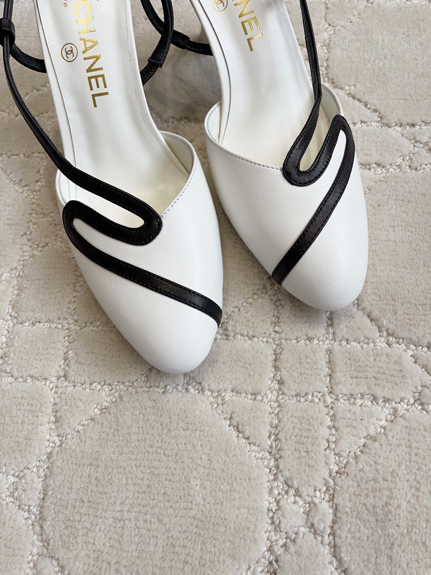 CC Métiers d’art 2026 Slingback 7.5cm White Black Lambskin 808102