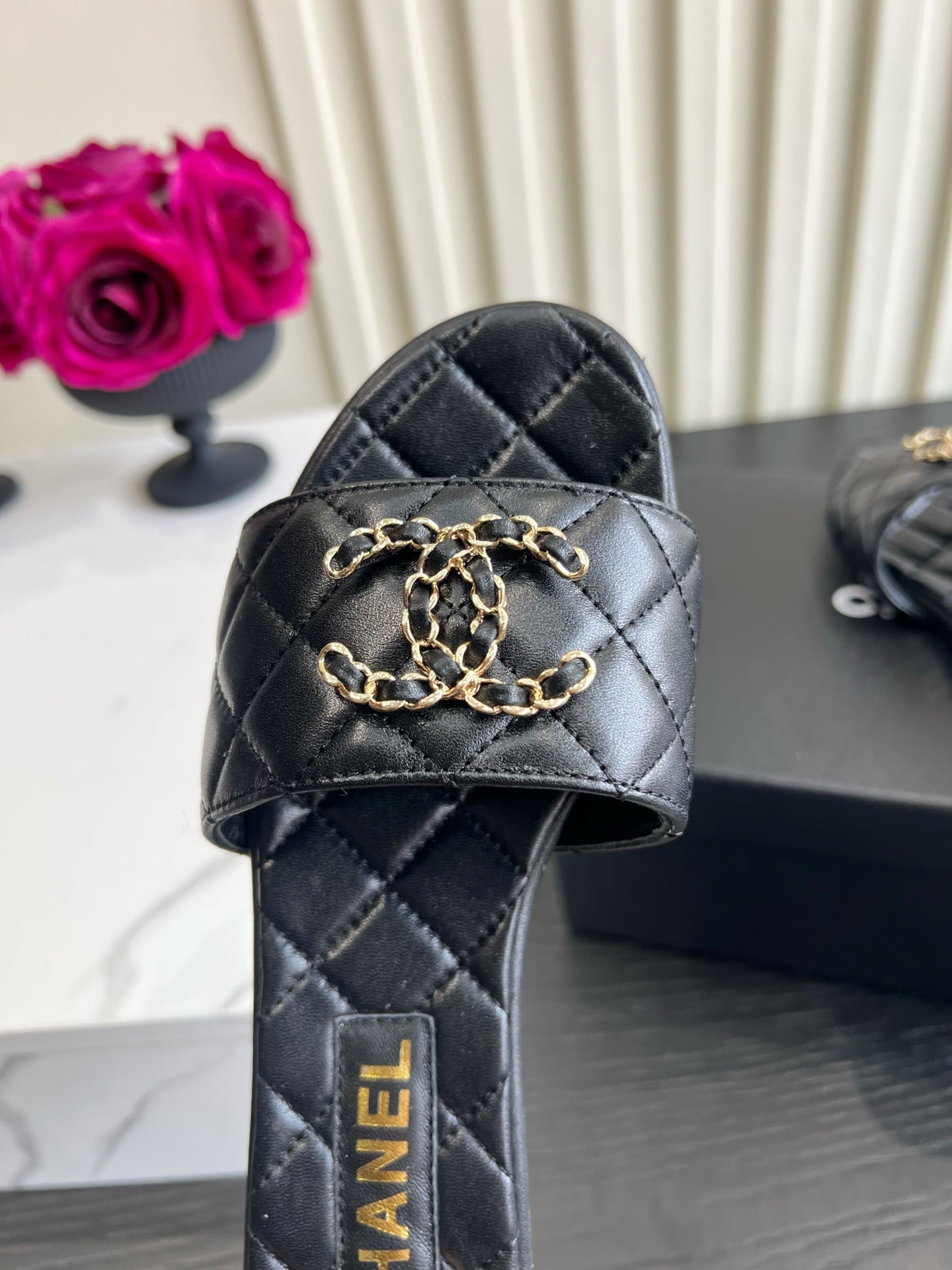 CC 26s Flat Sandals Black Quited Leather 906217