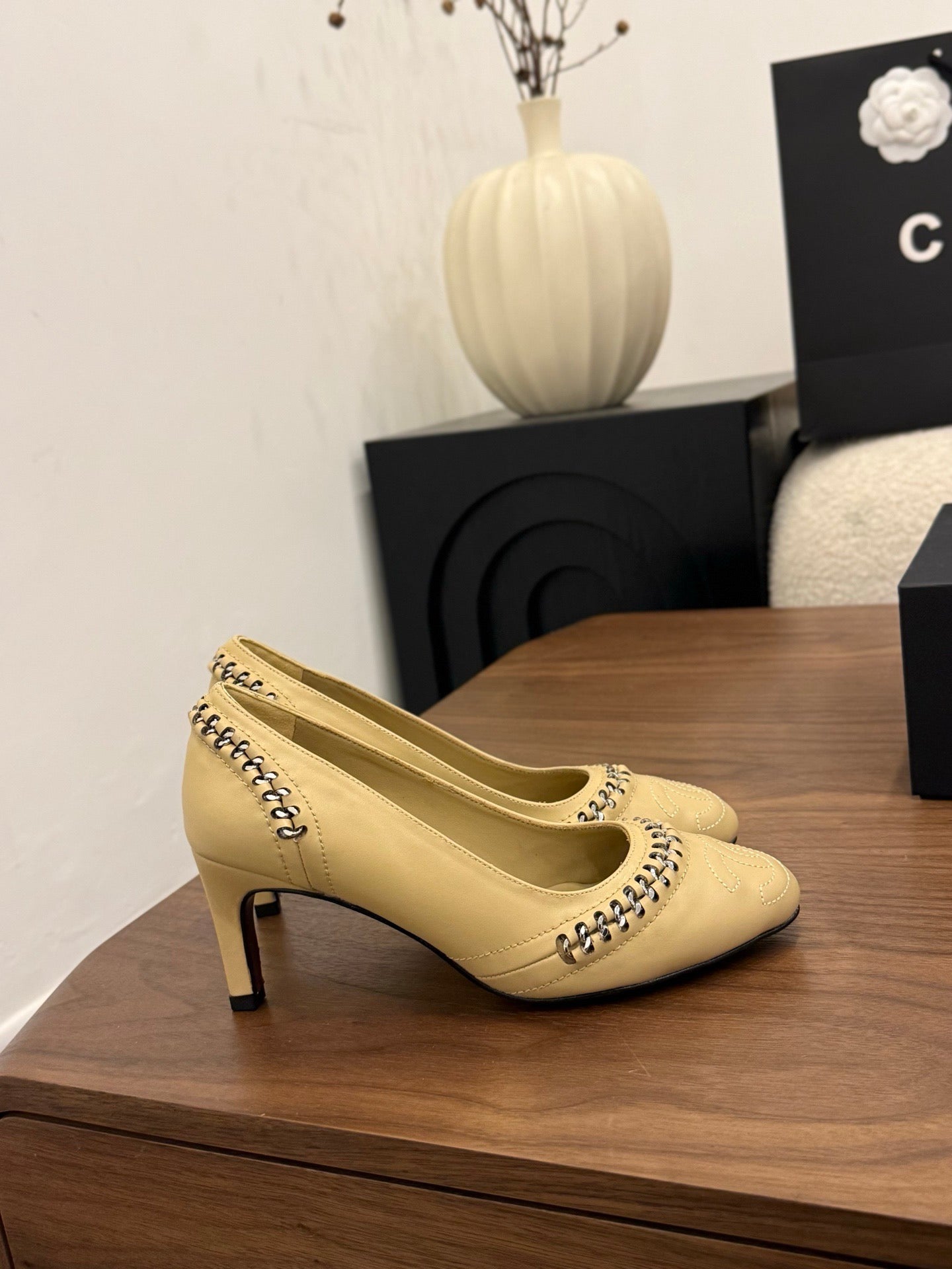 CC 2026 Pumps Braided Chain Beige Calfskin 676201