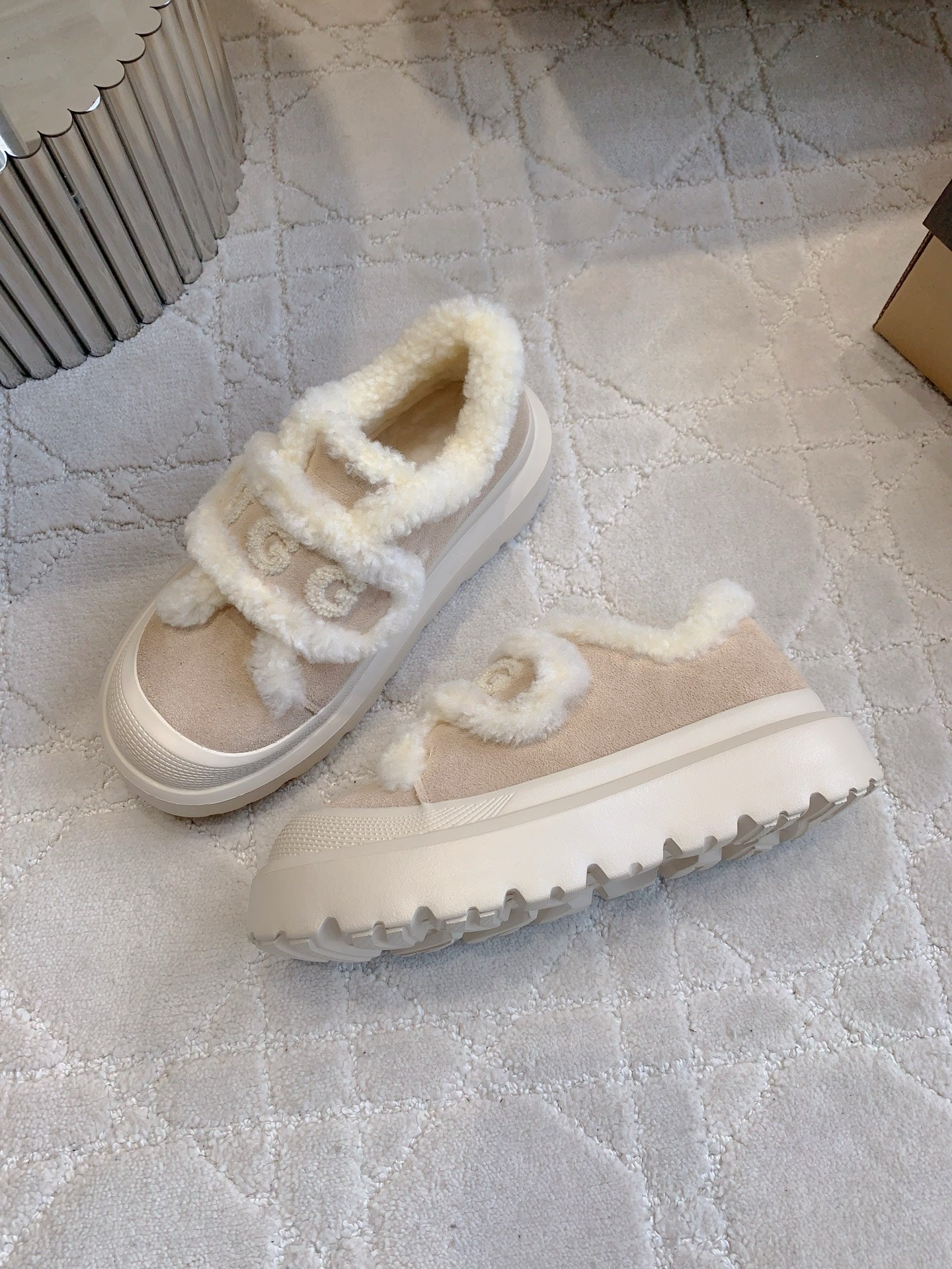 UGG Tazz Slipper Loafers Beige Suede and Fleece 516905