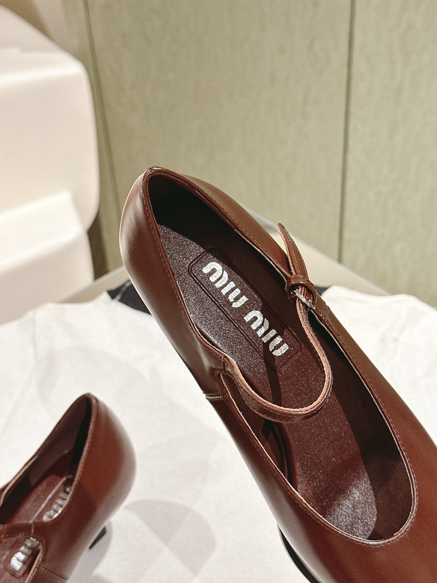 Miu×𝐵𝑎𝑙𝑎𝑛𝑐 Singback 55mm Chocolate Cowhide 445531