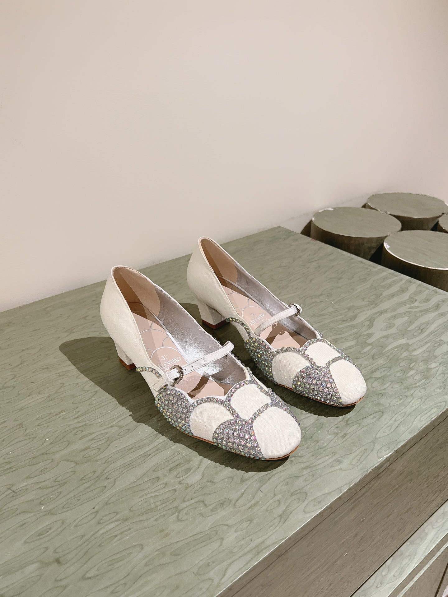 VT Bowow Embellished Pumps 45mm White Fabric 659203