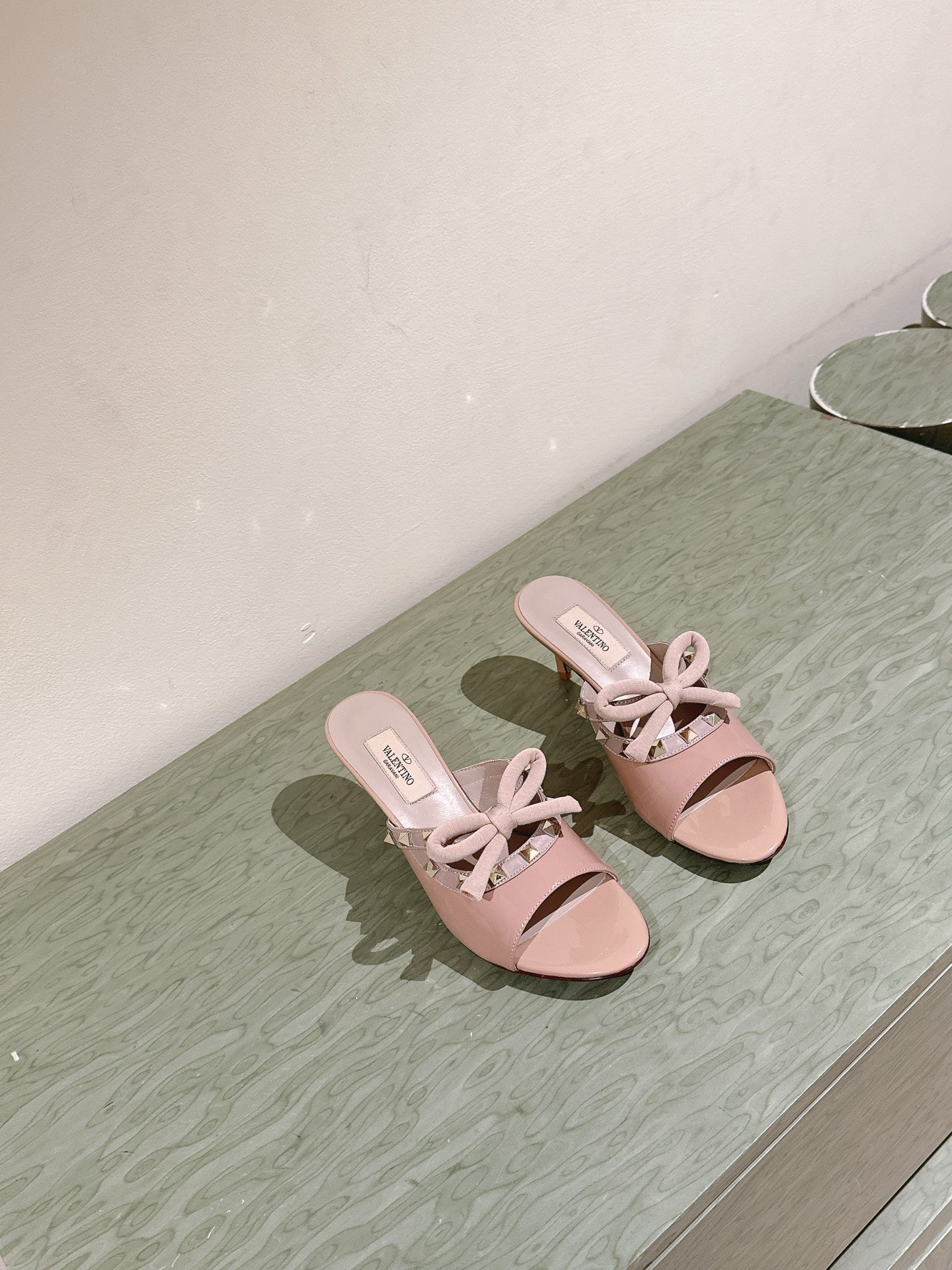 VT Rockstud Sandals 6cm Beige Patent Leather 659206