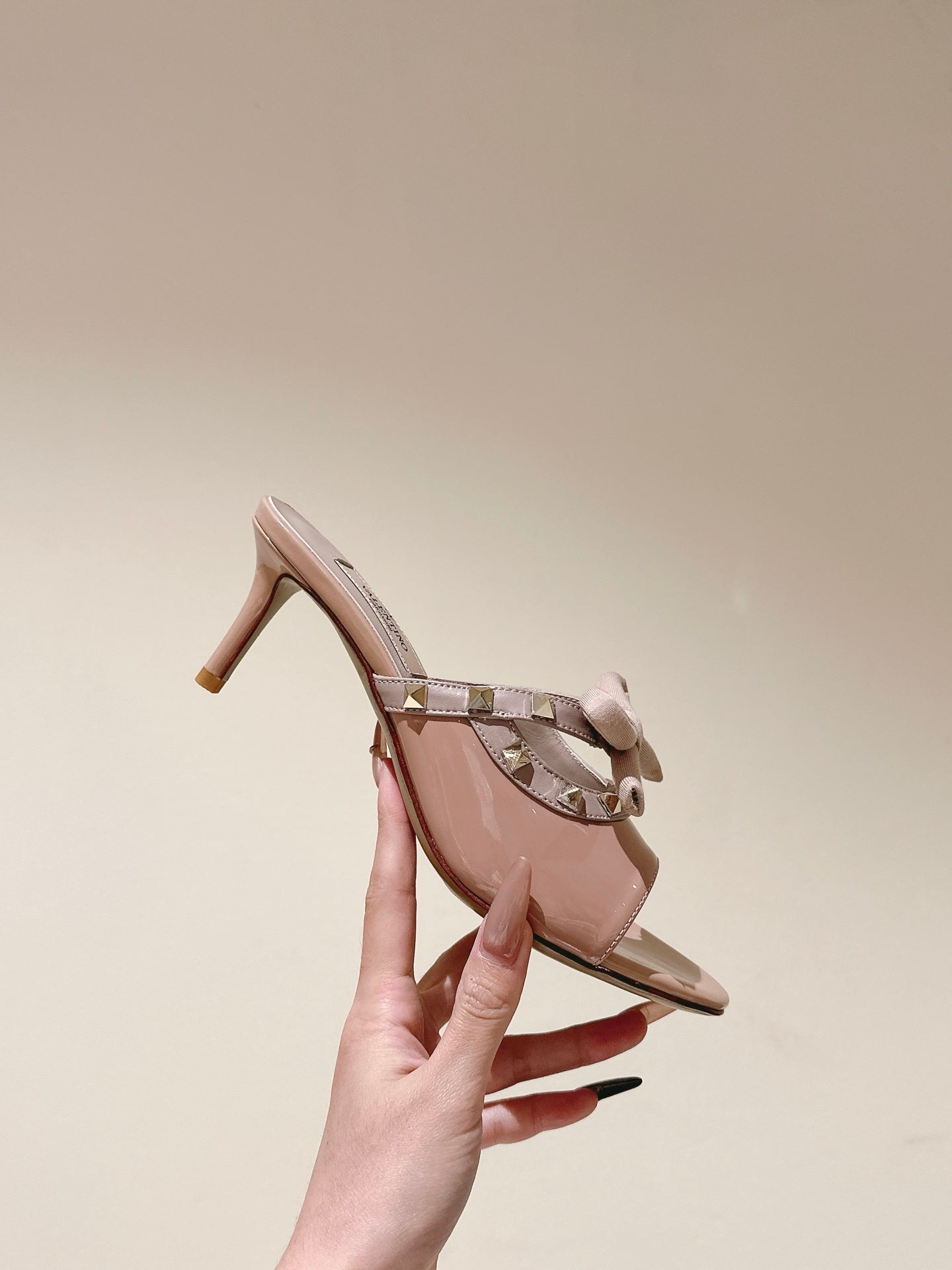 VT Rockstud Sandals 6cm Beige Patent Leather 659206