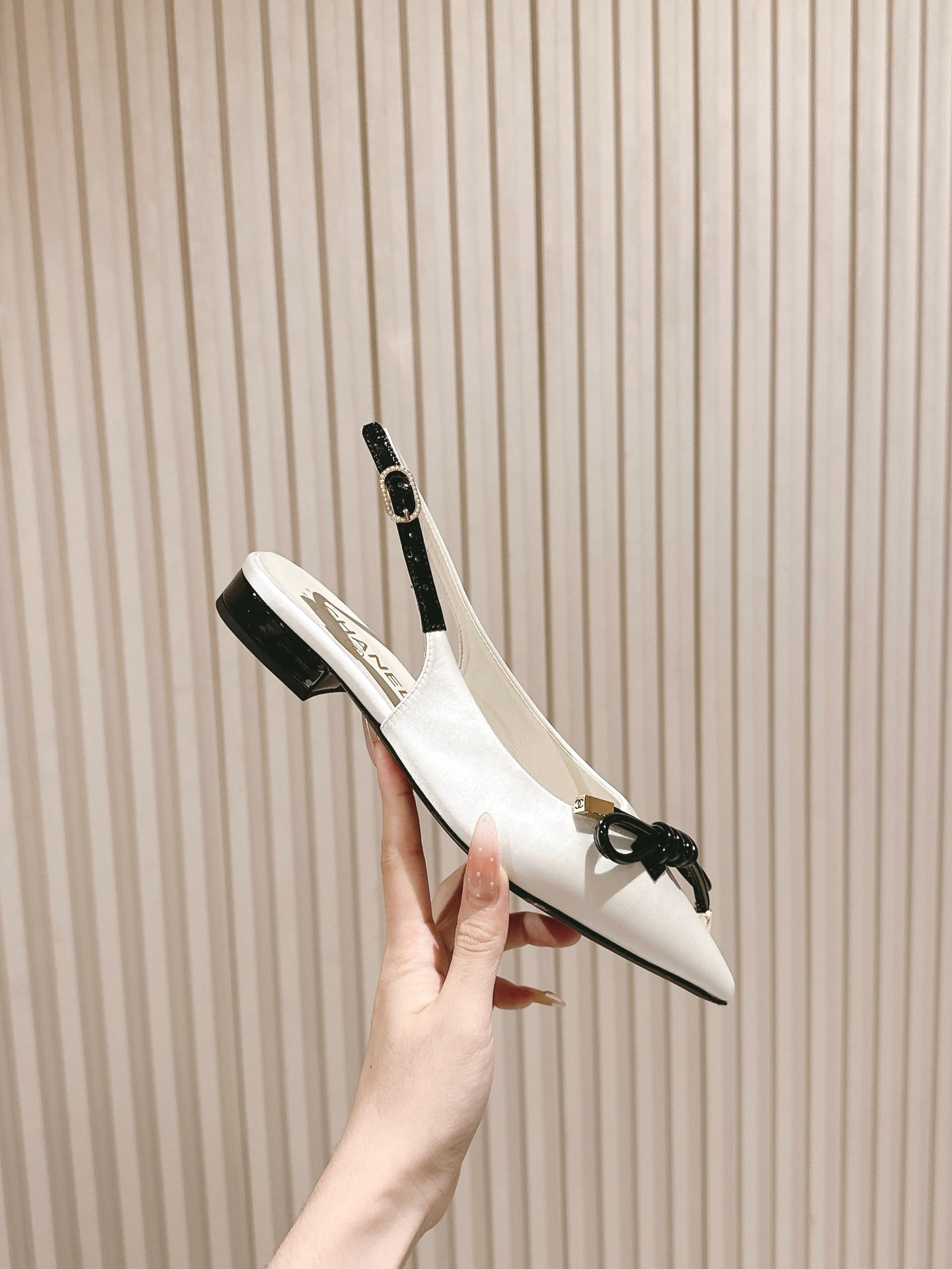 CC 25ss Bow Tie Slingbacks 20mm White Satin & Patent Leather 447409