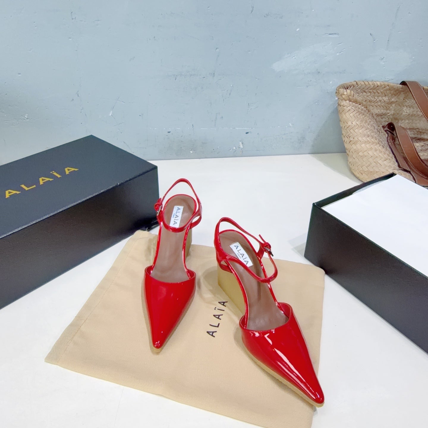 Alaia Wedge Pumps 10cm Beige Patent Leather 674287