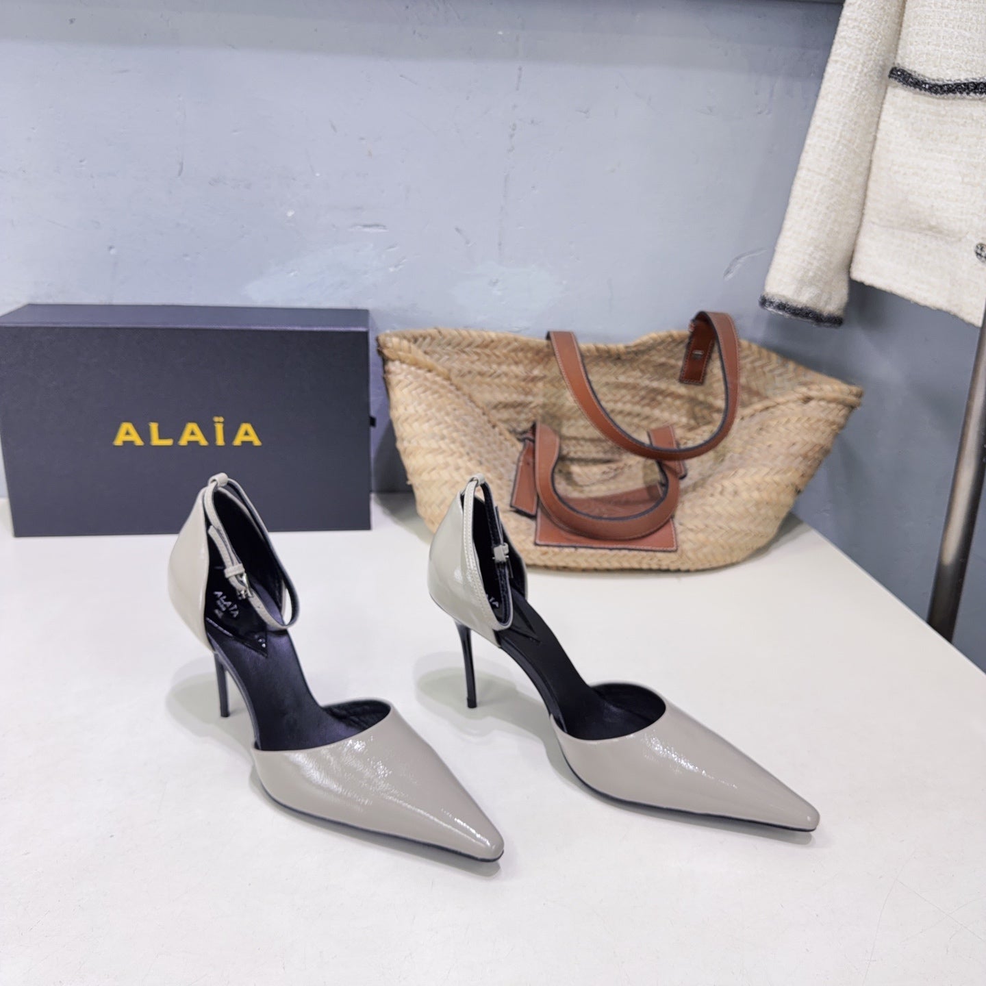 Alaia Drop Pumps 10cm Grey Glossy Leather 674293