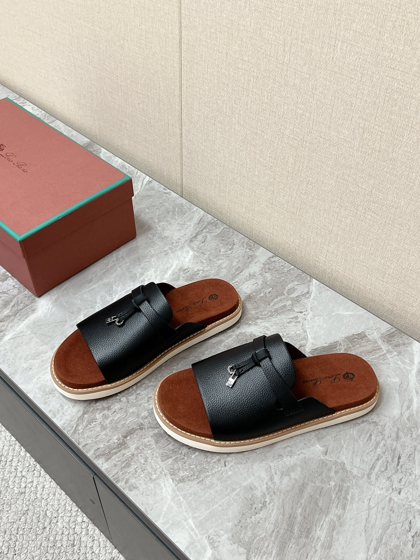 LP 26s Men’s Lock Mule Slides In Black Grained Calfskin Silver Hardware