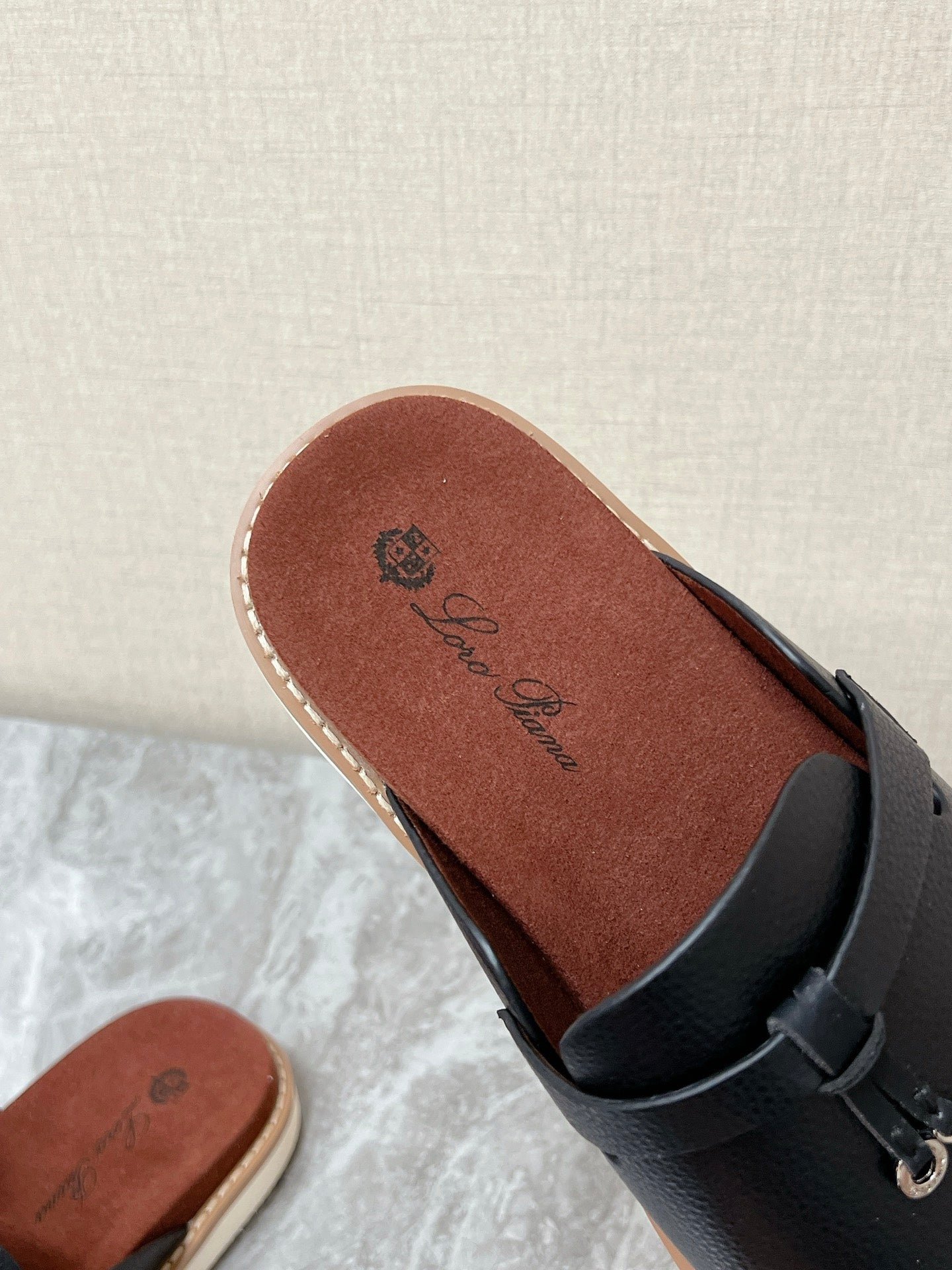 LP 26s Men’s Lock Mule Slides In Black Grained Calfskin Silver Hardware