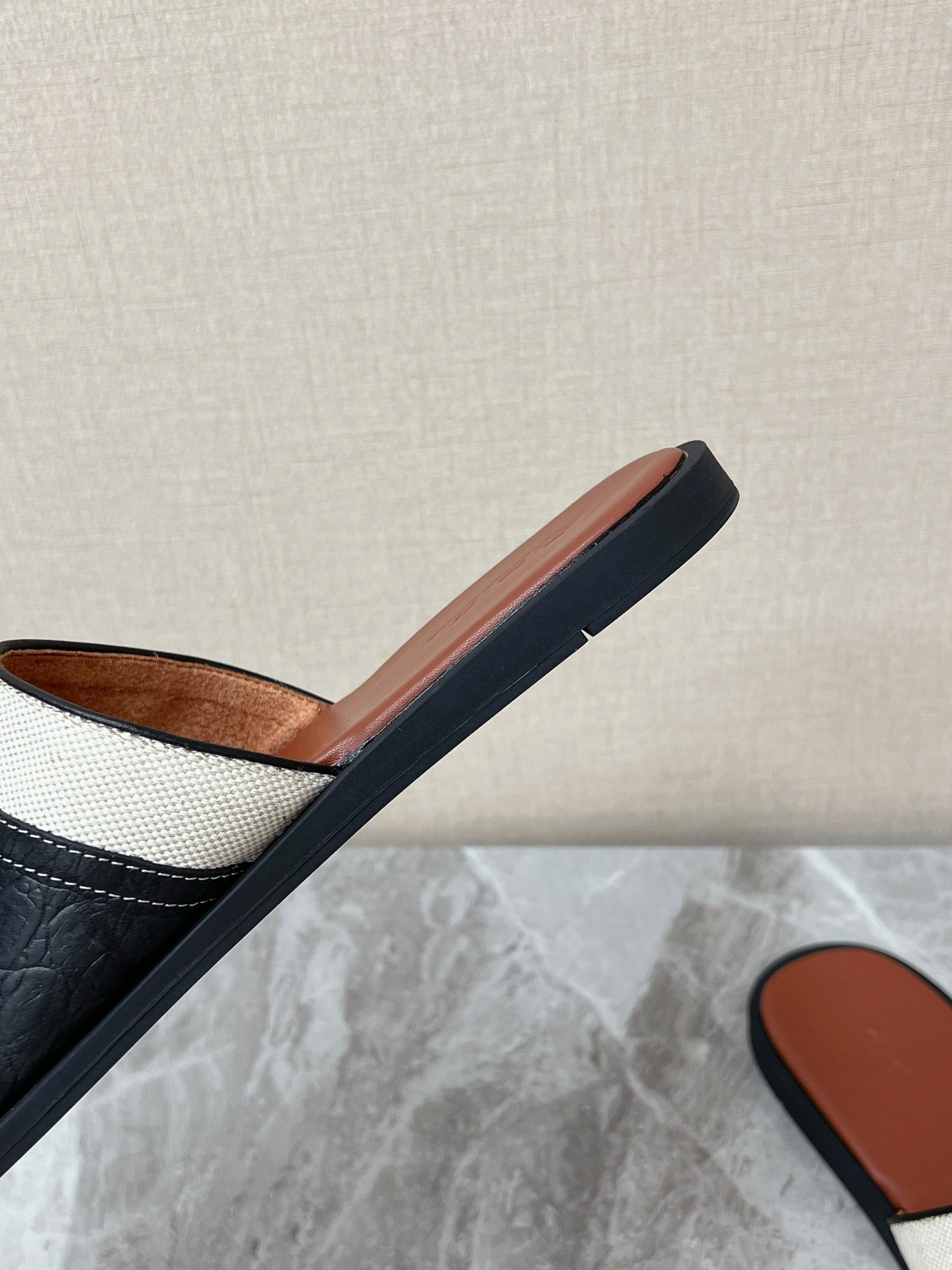LP 26s Men’s Slides Sandal In Black Grained Calfskin And Ivory White Canvas