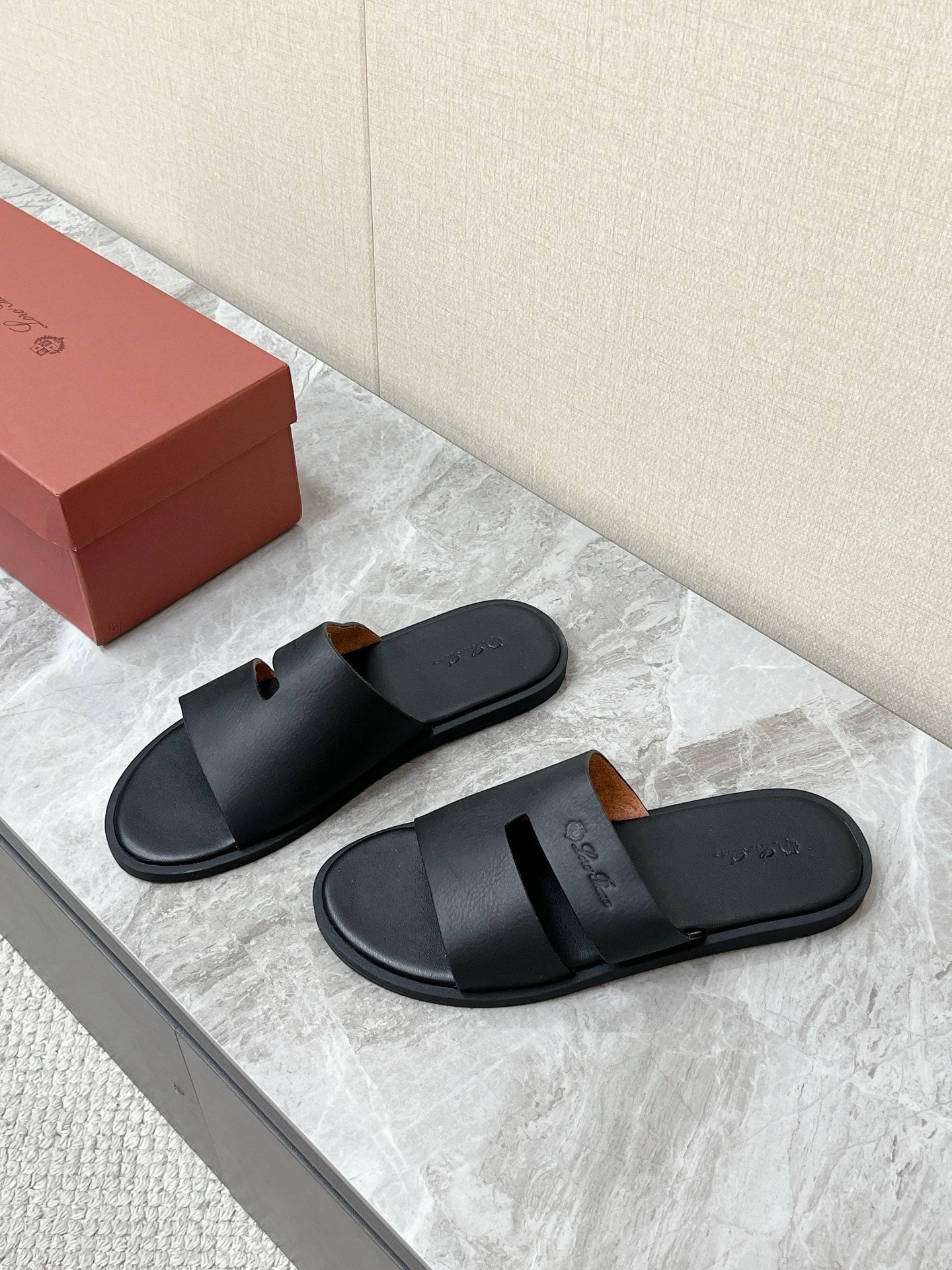 LP 26s Men’s Classic H-Cut Slides In Black Calfskin