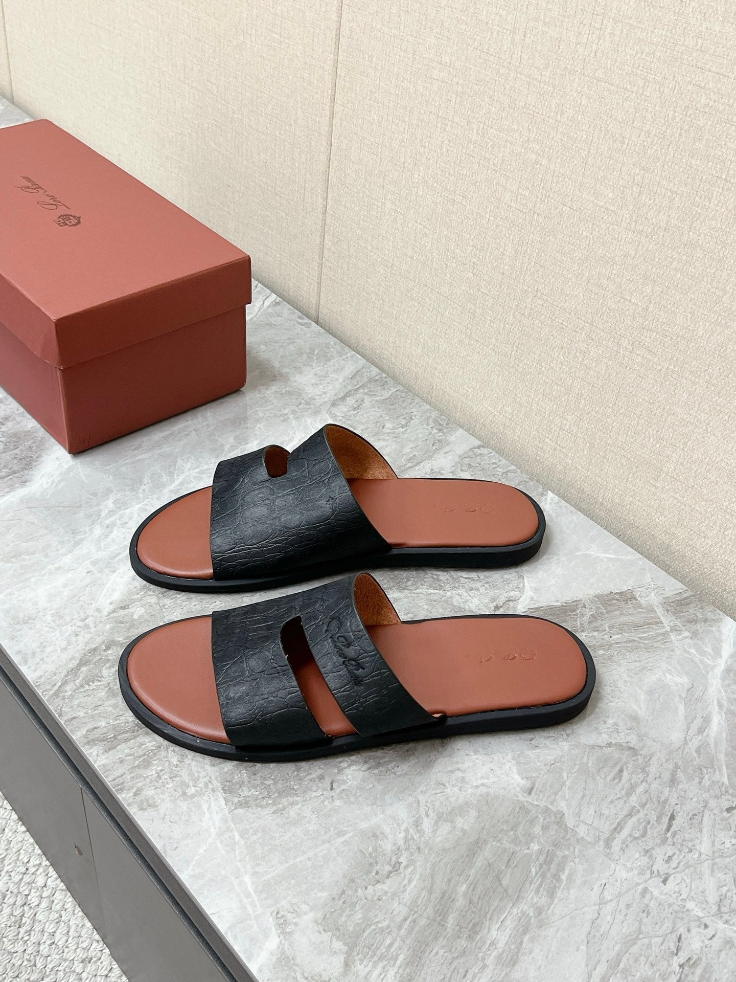 LP 26s Men’s Classic H-Cut Slides In Black Grained Calfskin
