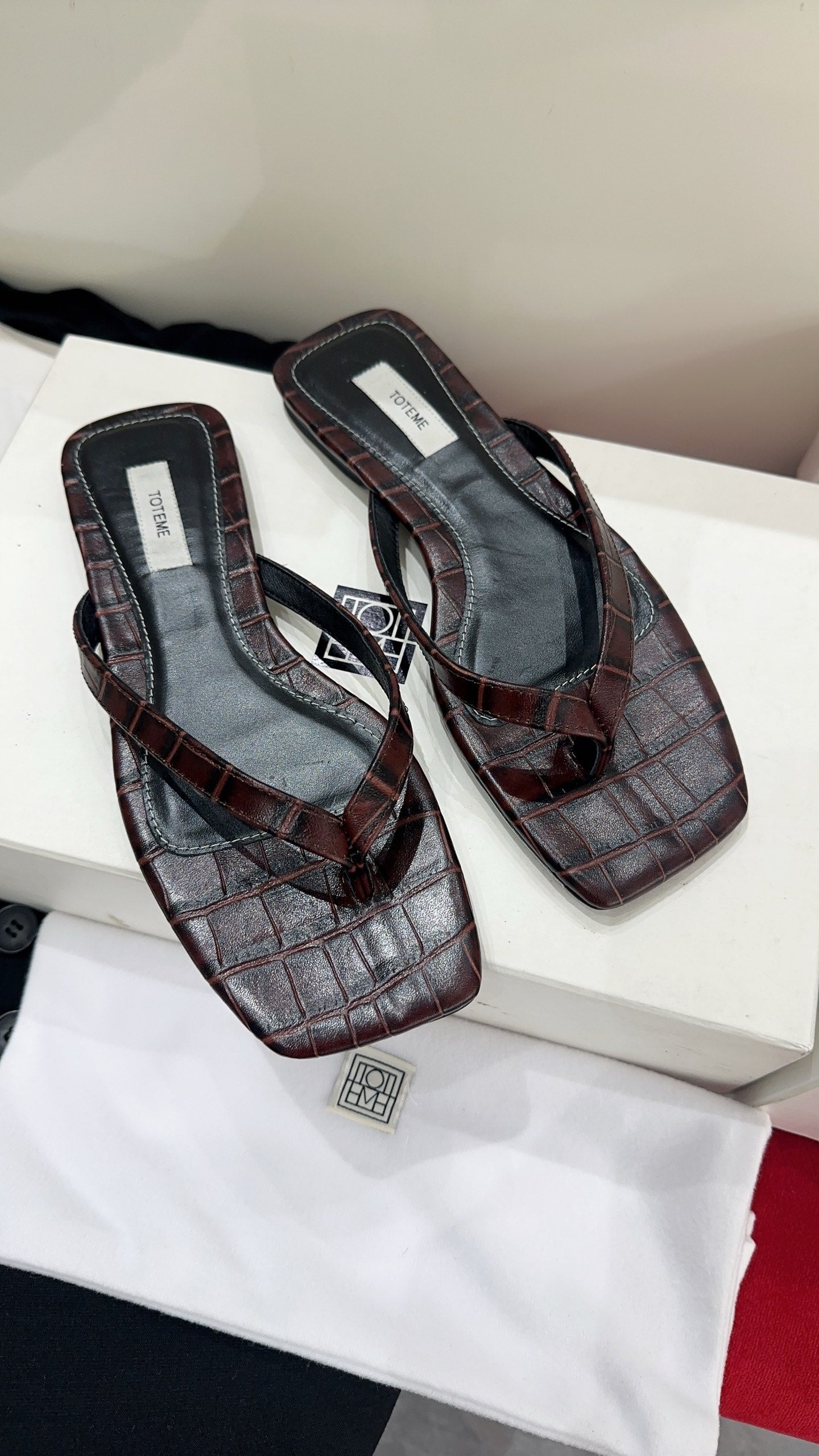 Toteme Thong Sandals Burgundy Croc-Effect Leather 751655