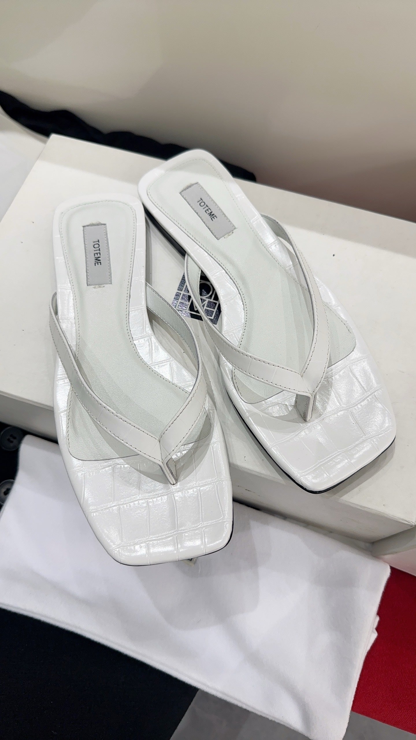 Toteme Thong Sandals White Croc-Effect Leather 751658