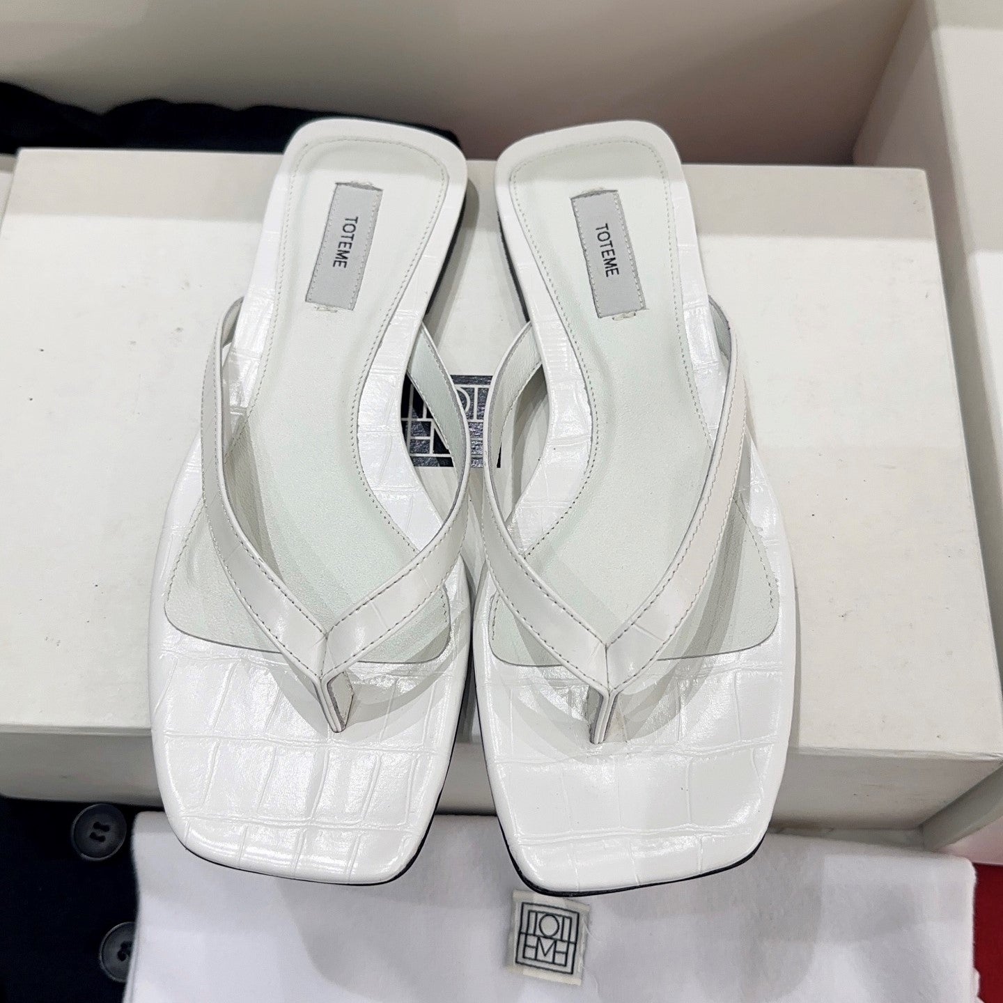 Toteme Thong Sandals White Croc-Effect Leather 751658