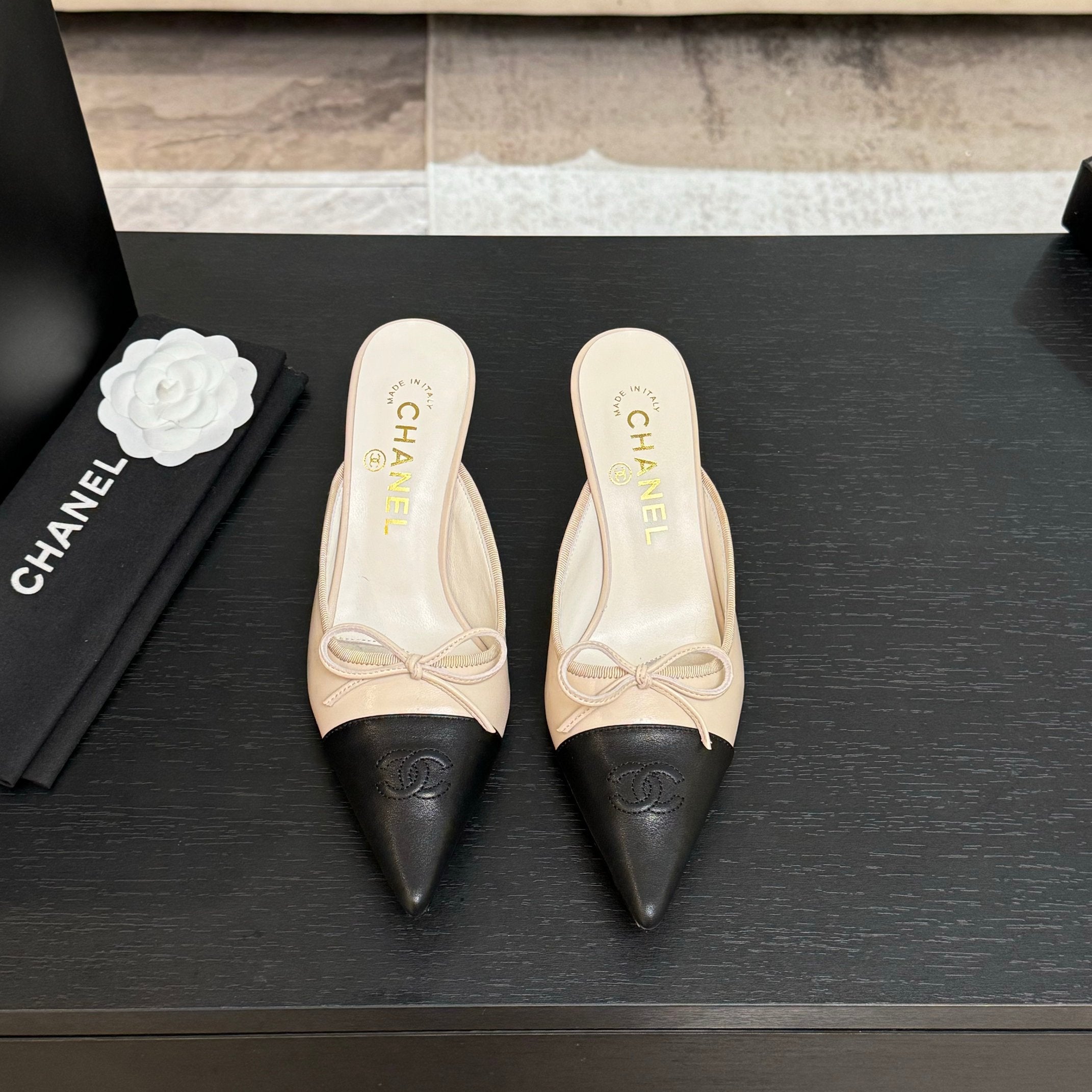 CC 26s Métiers d'Art Pointed-Toe Mule Cream Black Sheepskin 700617