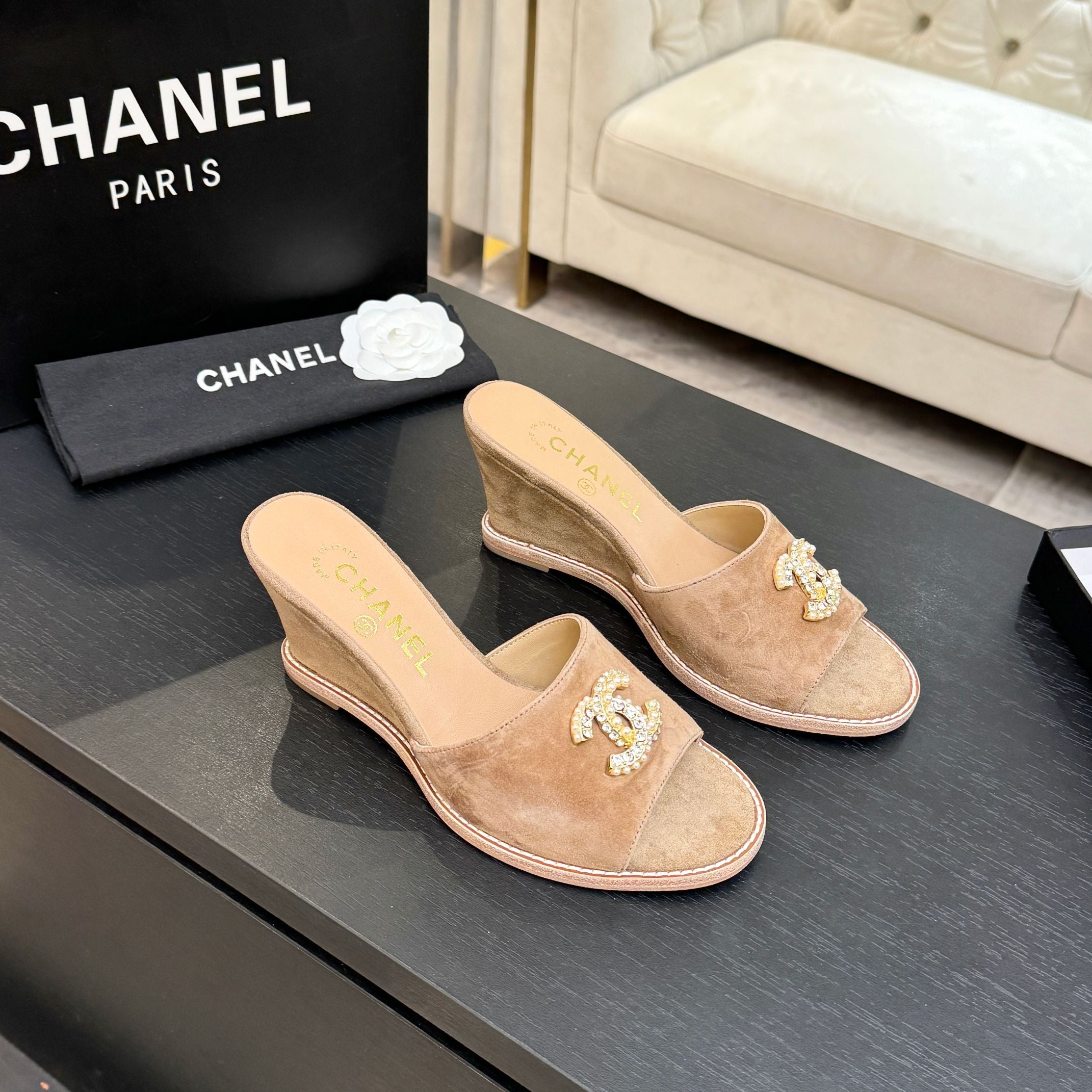 CC 26C Wedge Sandals Brown Gold Suede 672981