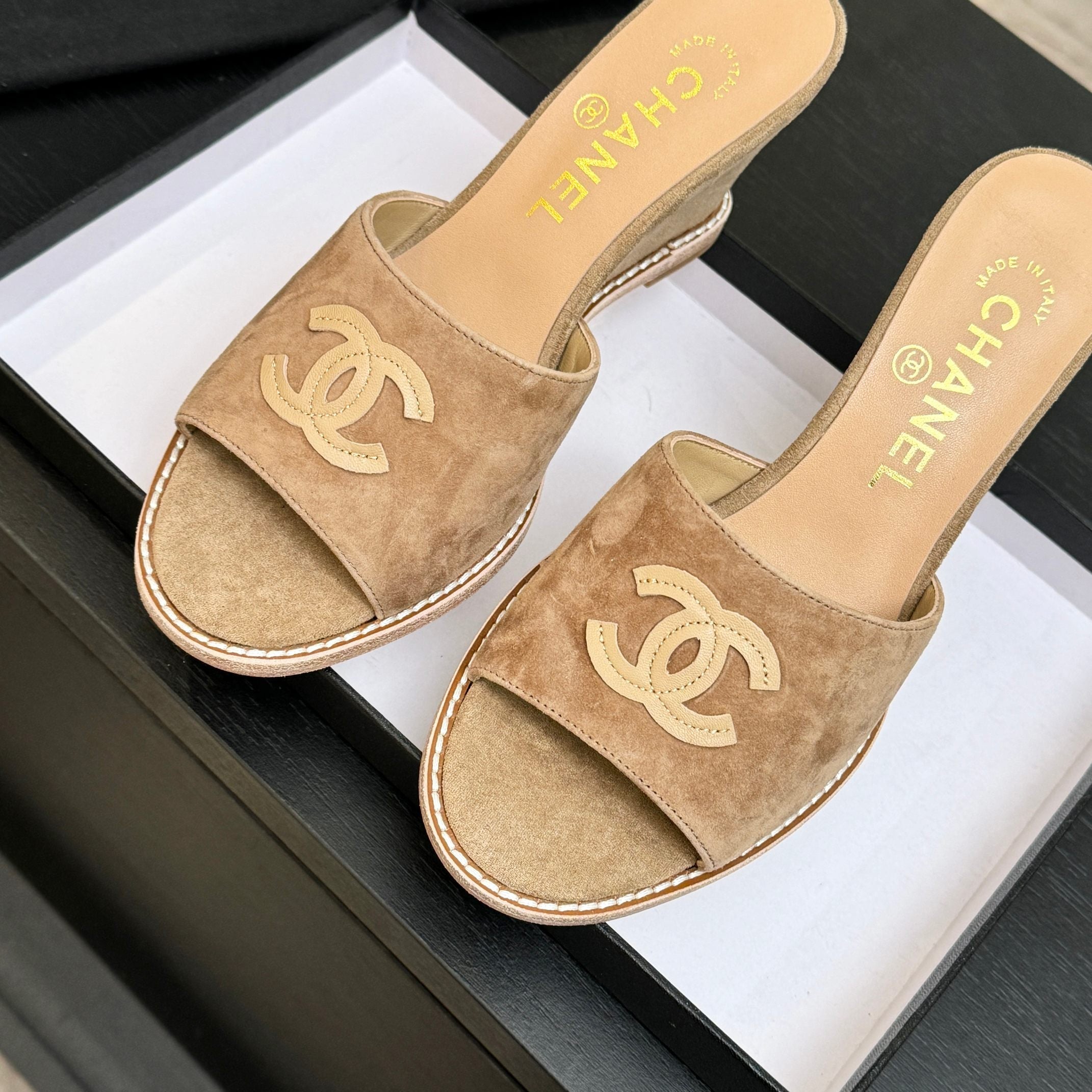 CC 26C Wedge Sandals Brown Suede 672987