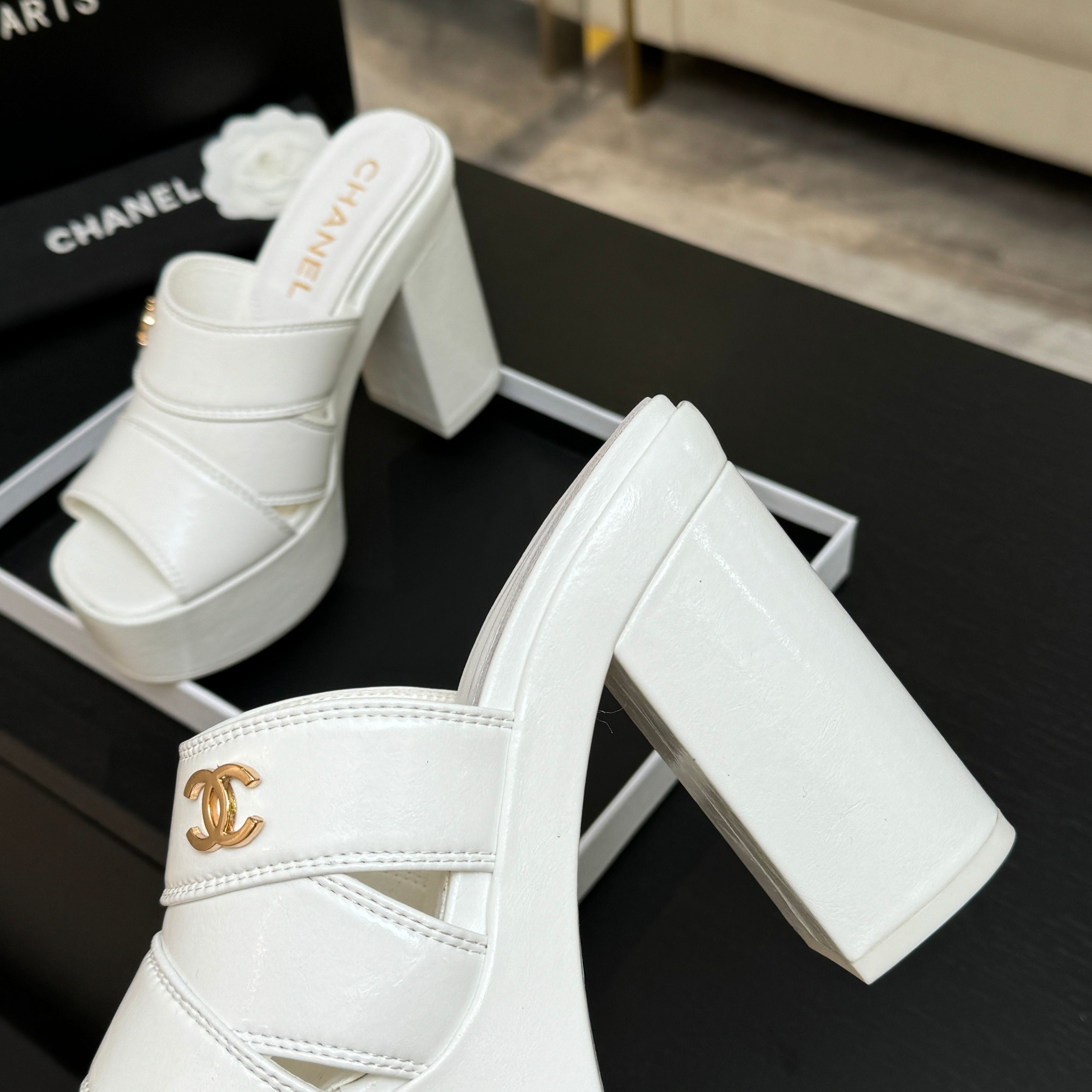 CC 26 Platform High-Heeled 12.5cm White Glossy Cowhide 673056