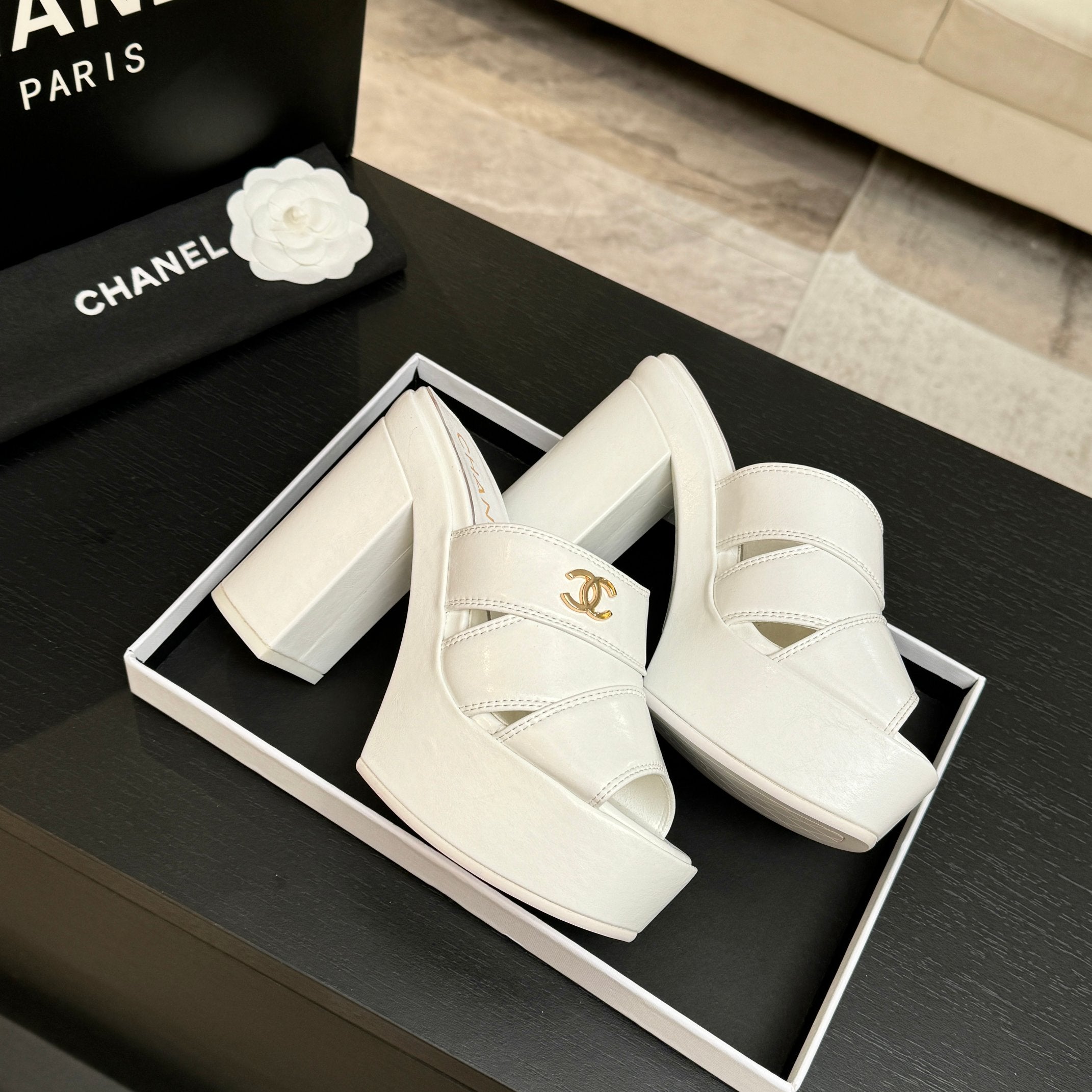 CC 26 Platform High-Heeled 12.5cm White Glossy Cowhide 673056