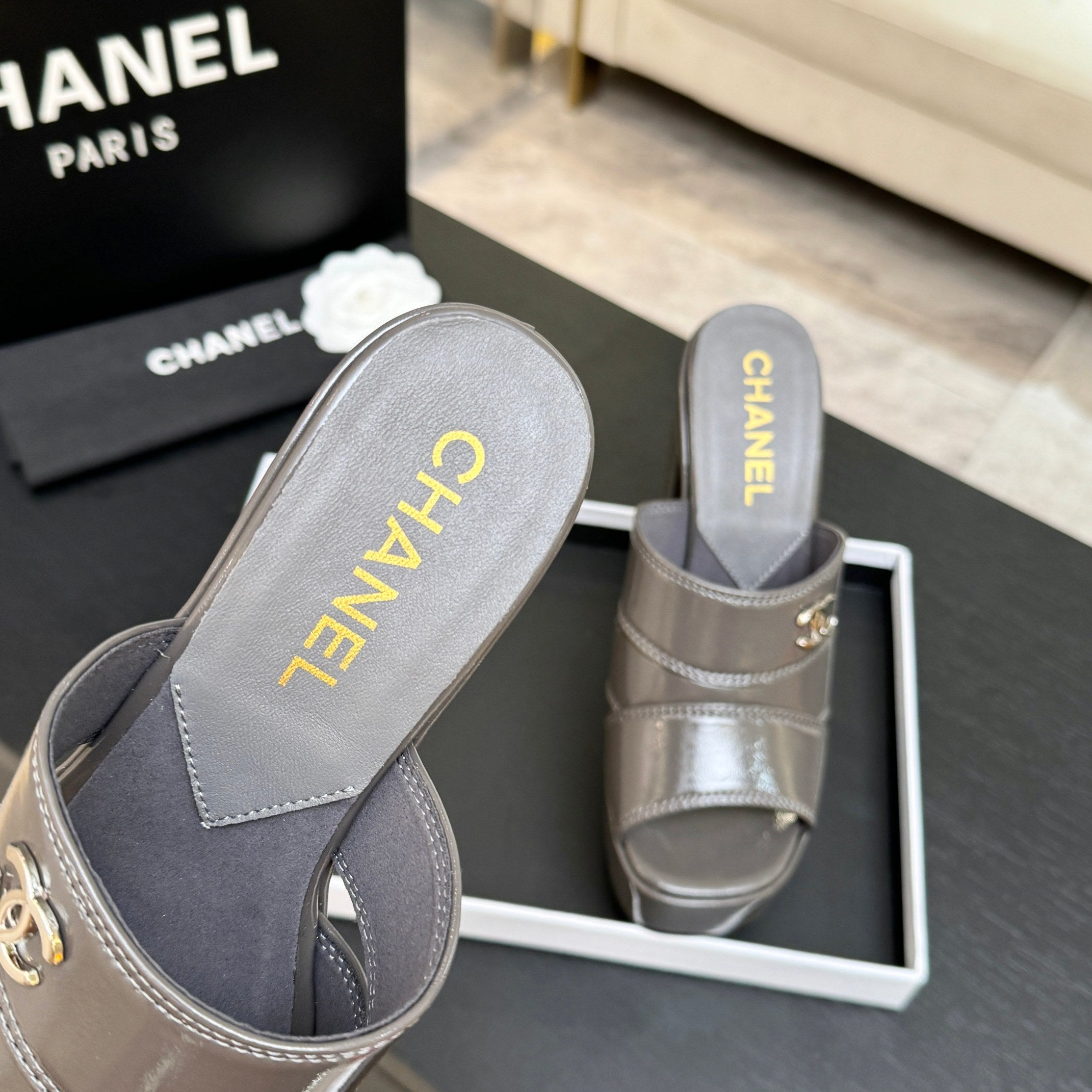 CC 26 Platform High-Heeled 12.5cm Grey Glossy Cowhide 673060