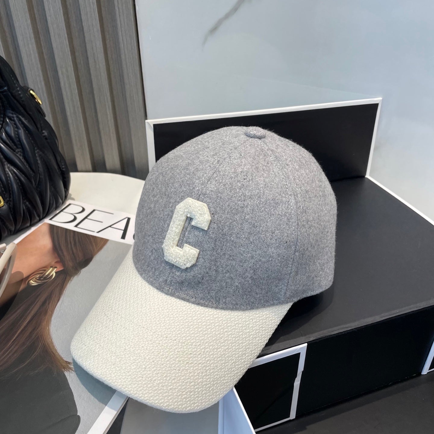 BASEBALL CAP MODEL 652409 IN WHITE AND GRAY FELTED FABRIC