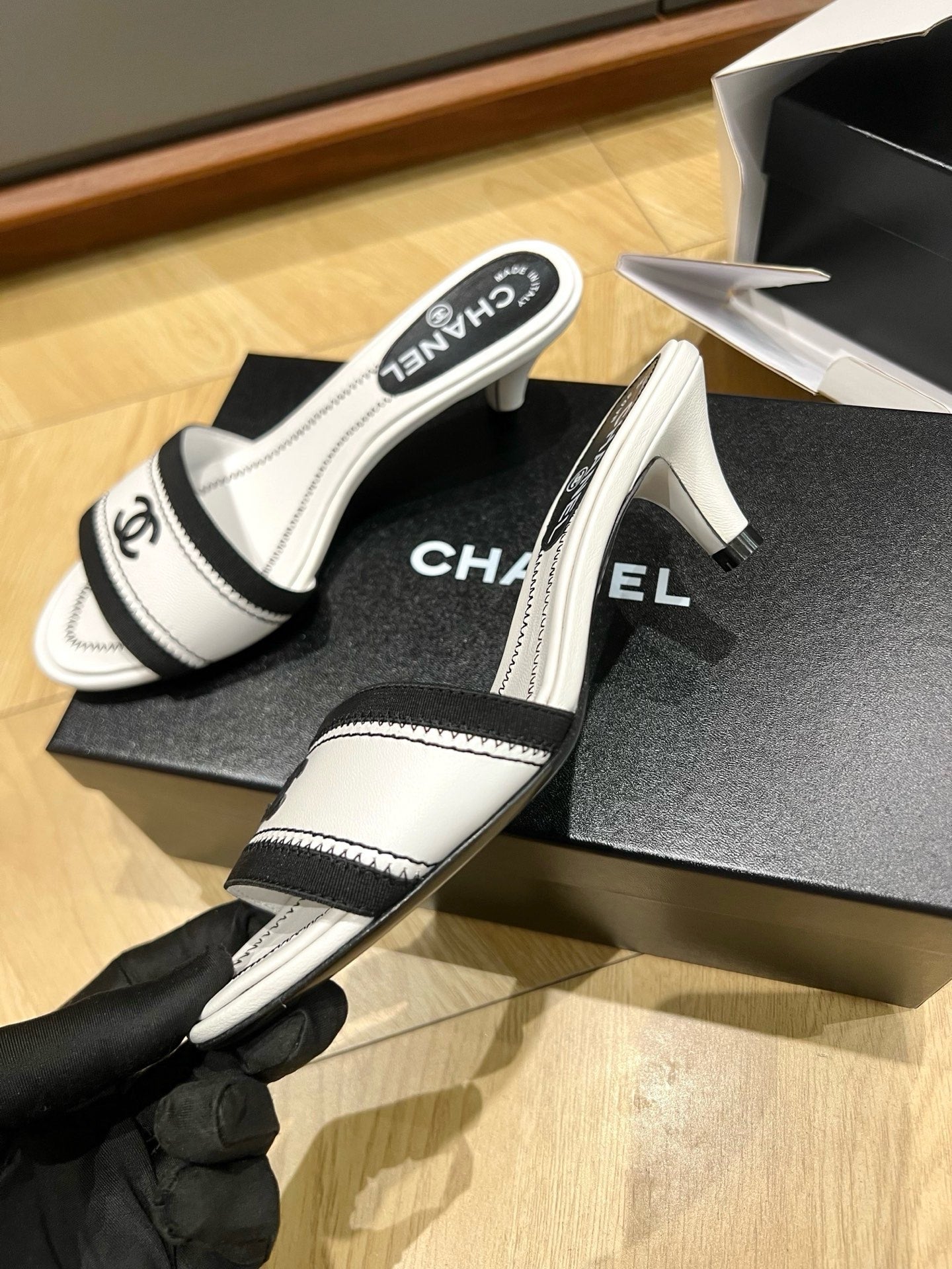 CC 26s Vintage Heel Slippers 5.5cm White Black Lambskin Fabric 917560