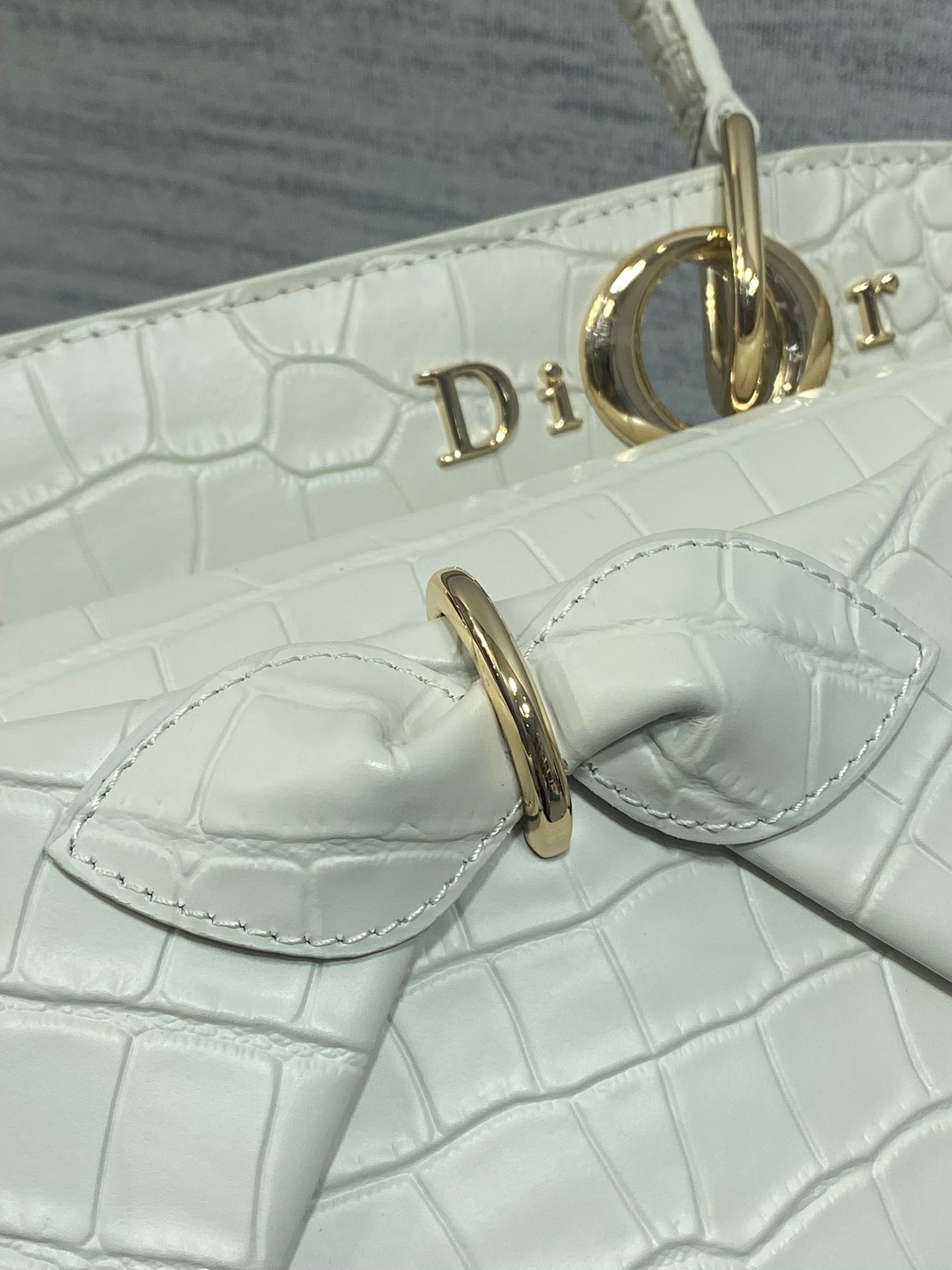 CD 26SS Bow-Adorned Bag White Glossy Crocodile Pattern Embossed Calfskin 272525