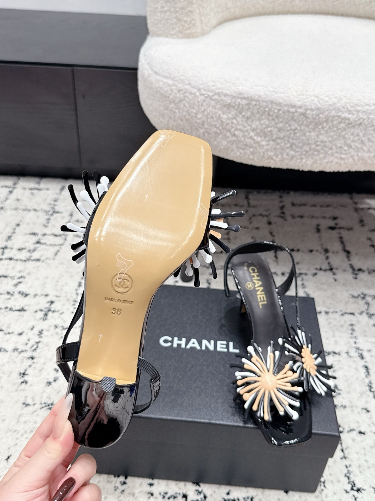 CC 26s High-Heeled Sandals Black Patent Leather 908289