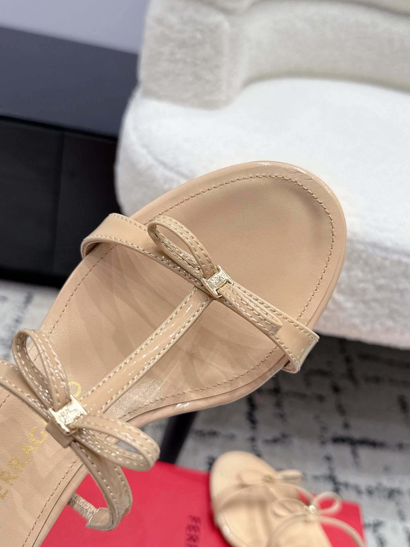 Ferragamo 26s T-strap Slippers Beige Leather 923514