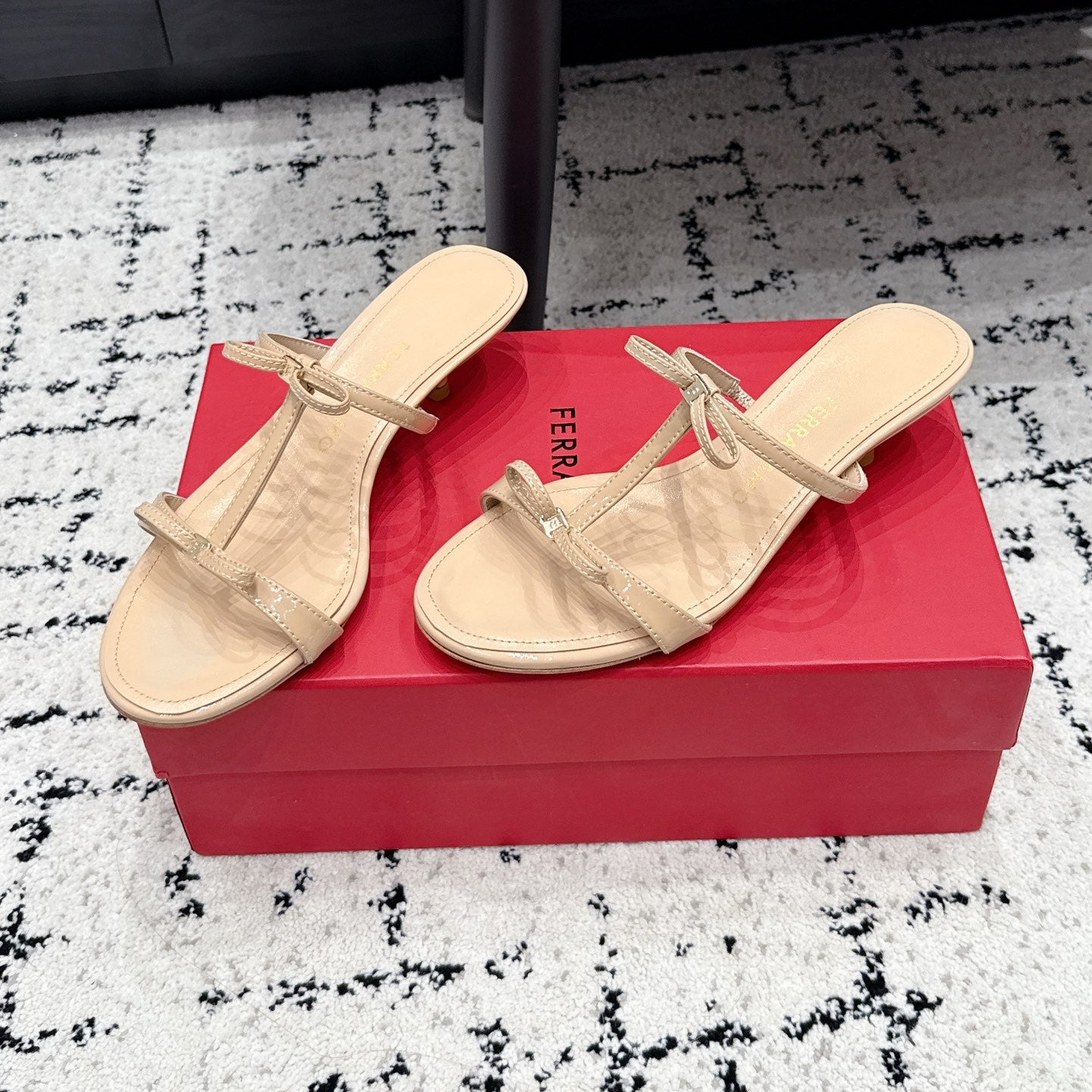 Ferragamo 26s T-strap Slippers Beige Leather 923514