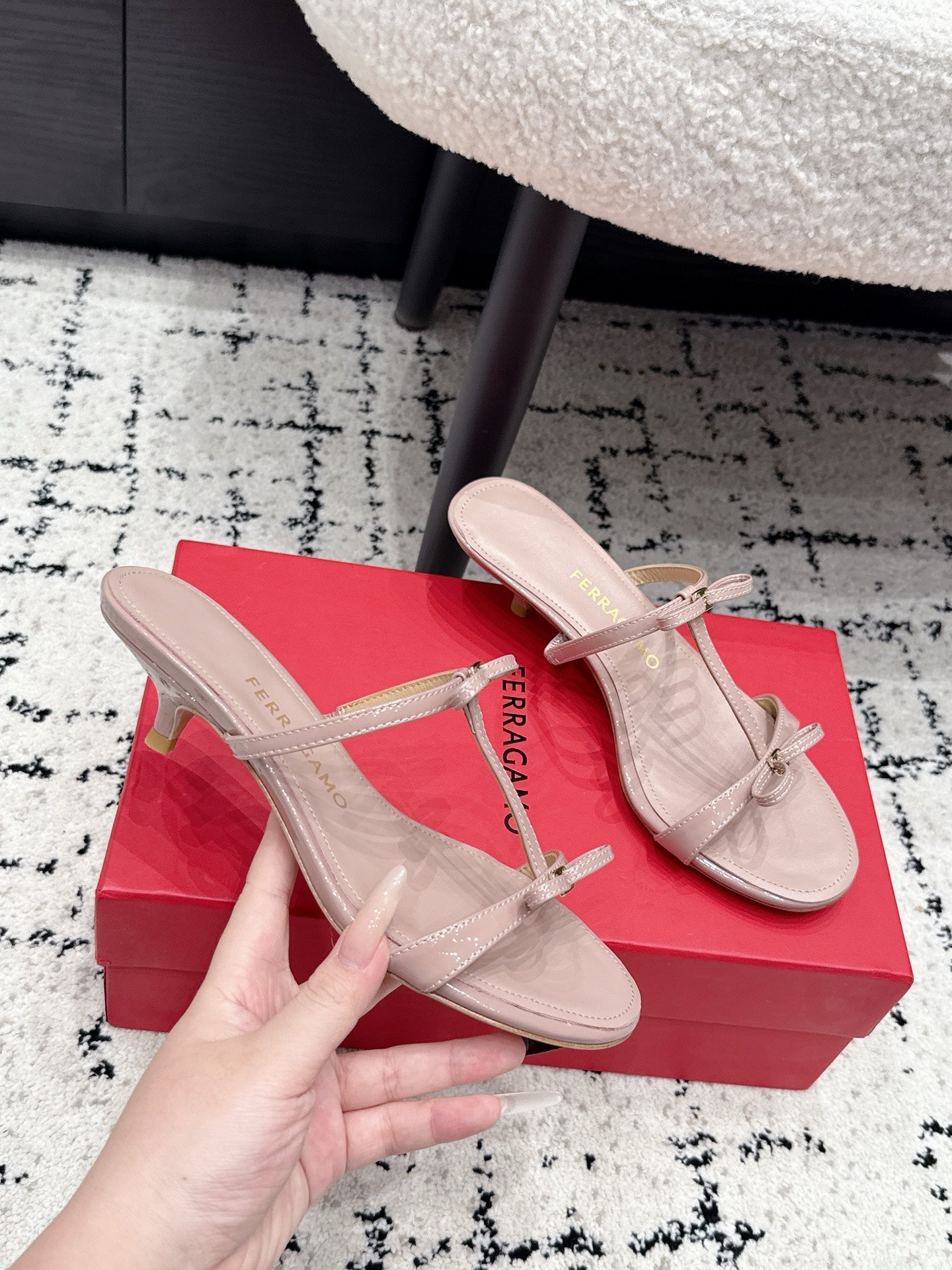Ferragamo 26s T-strap Slippers Light Pink Leather 923515