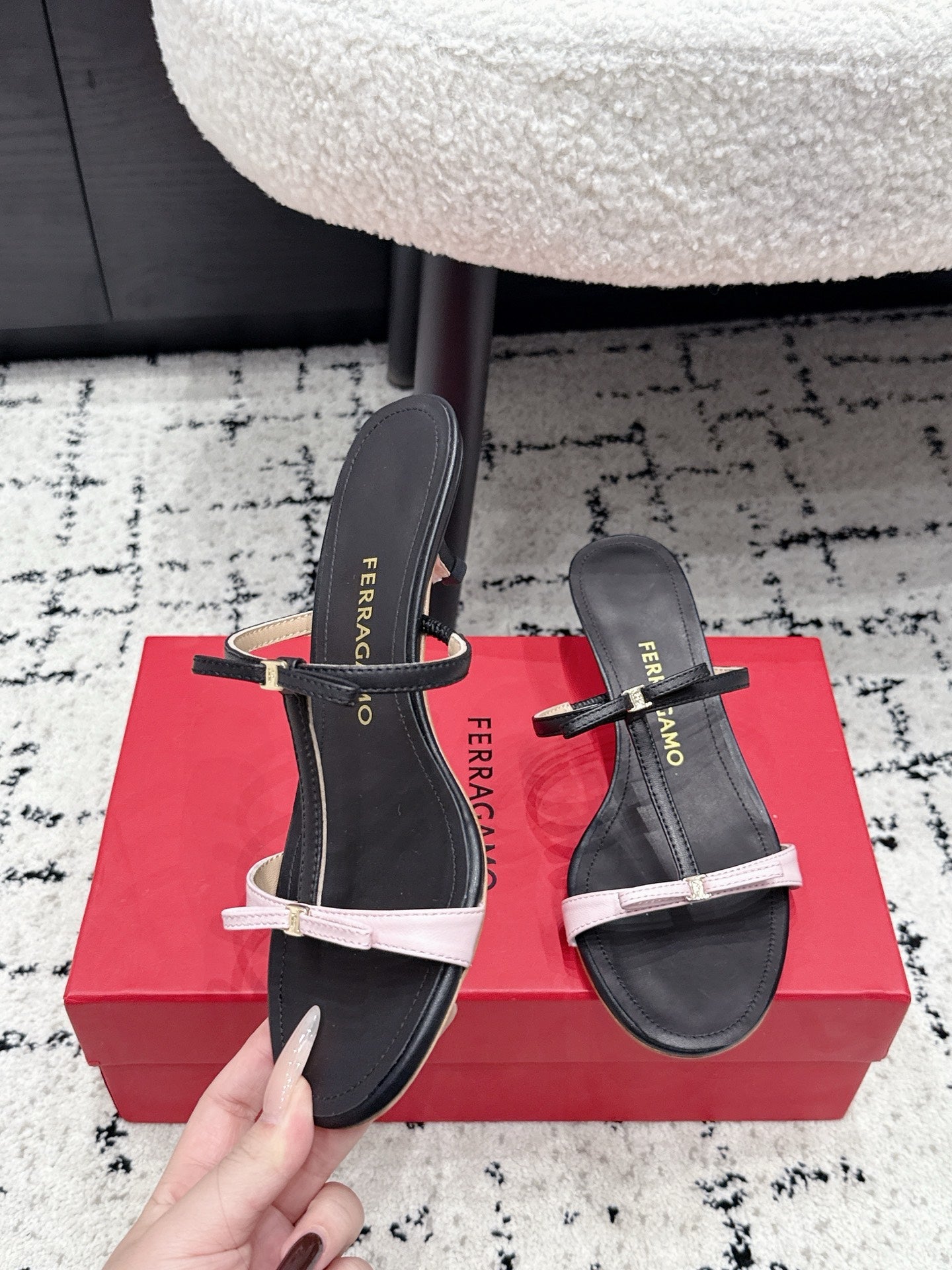 Ferragamo 26s T-strap Slippers Black Leather 923516