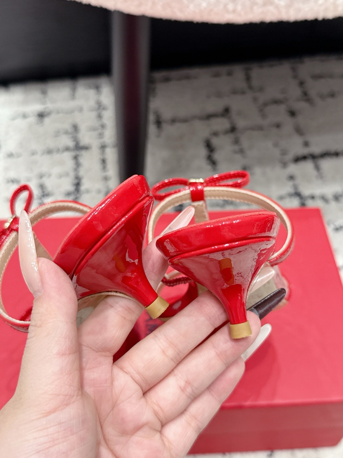 Ferragamo 26s T-strap Slippers Red Leather 923517
