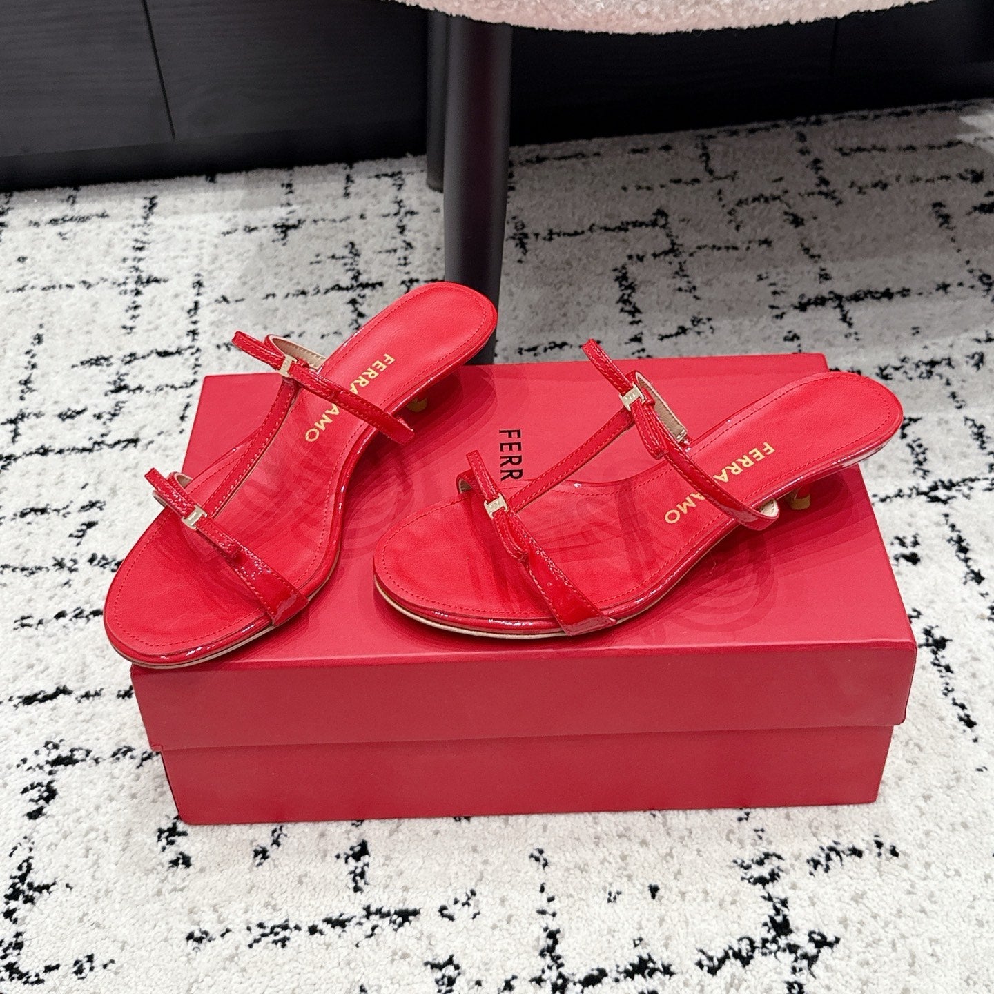Ferragamo 26s T-strap Slippers Red Leather 923517