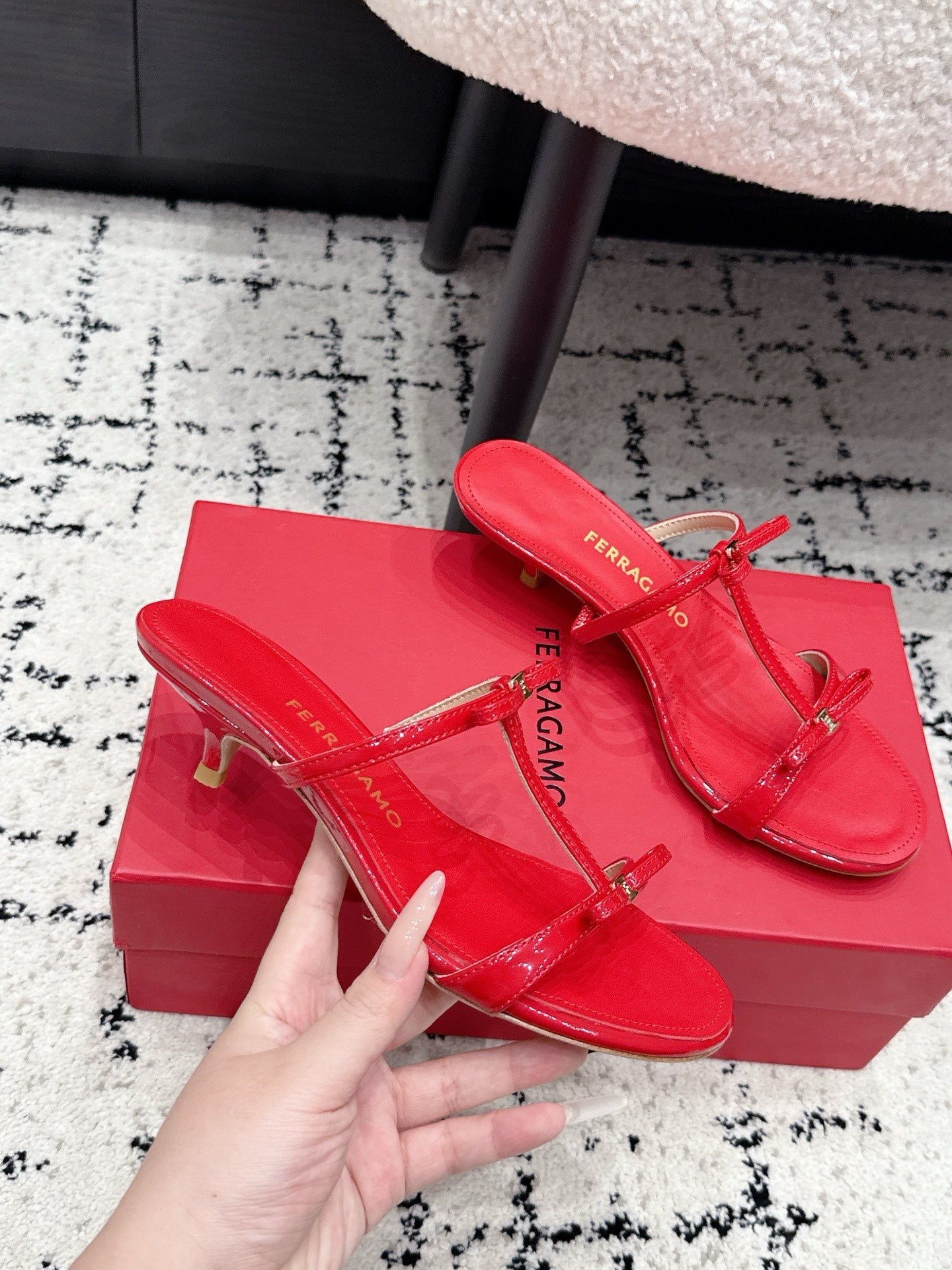 Ferragamo 26s T-strap Slippers Red Leather 923517