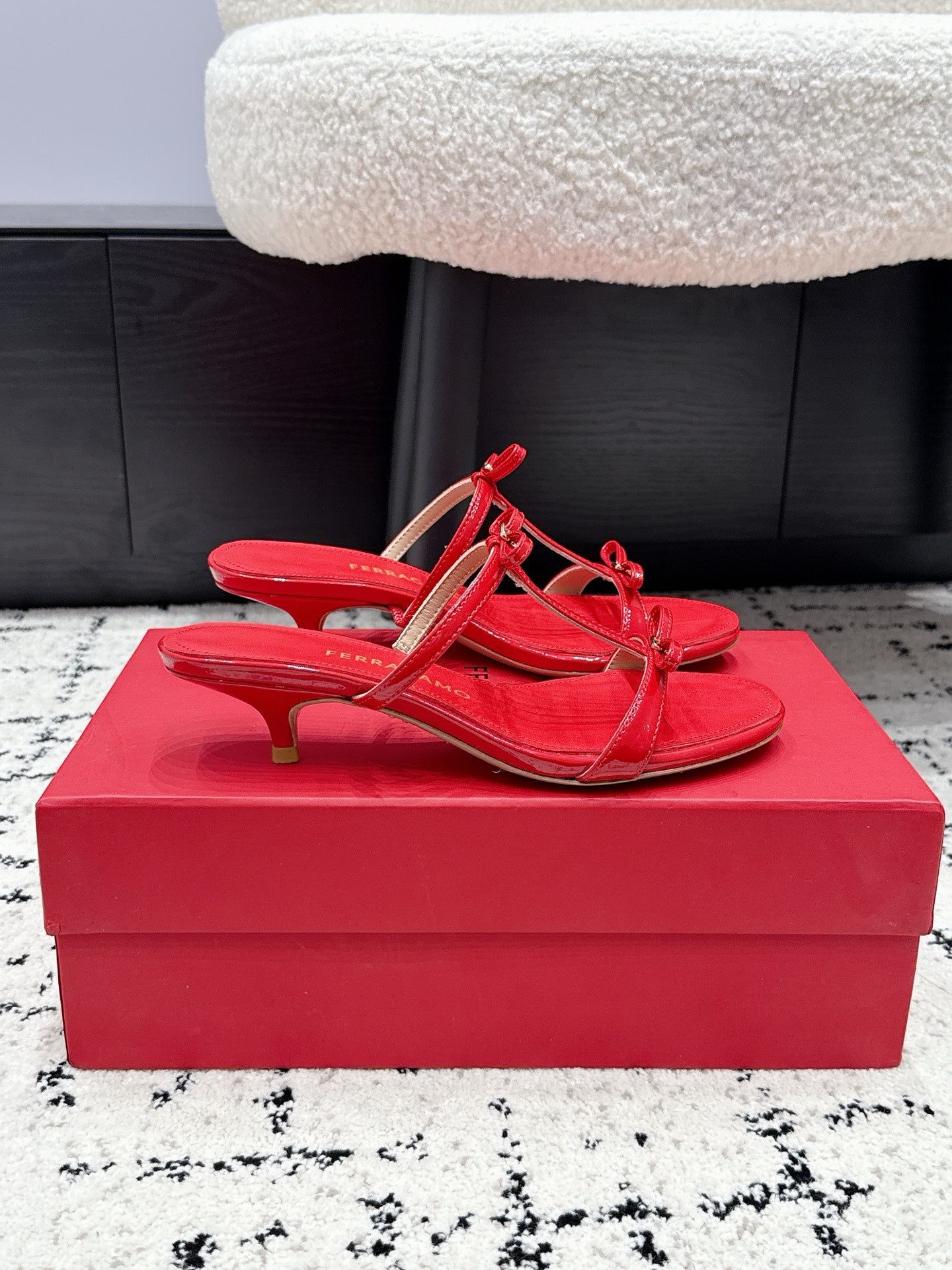 Ferragamo 26s T-strap Slippers Red Leather 923517