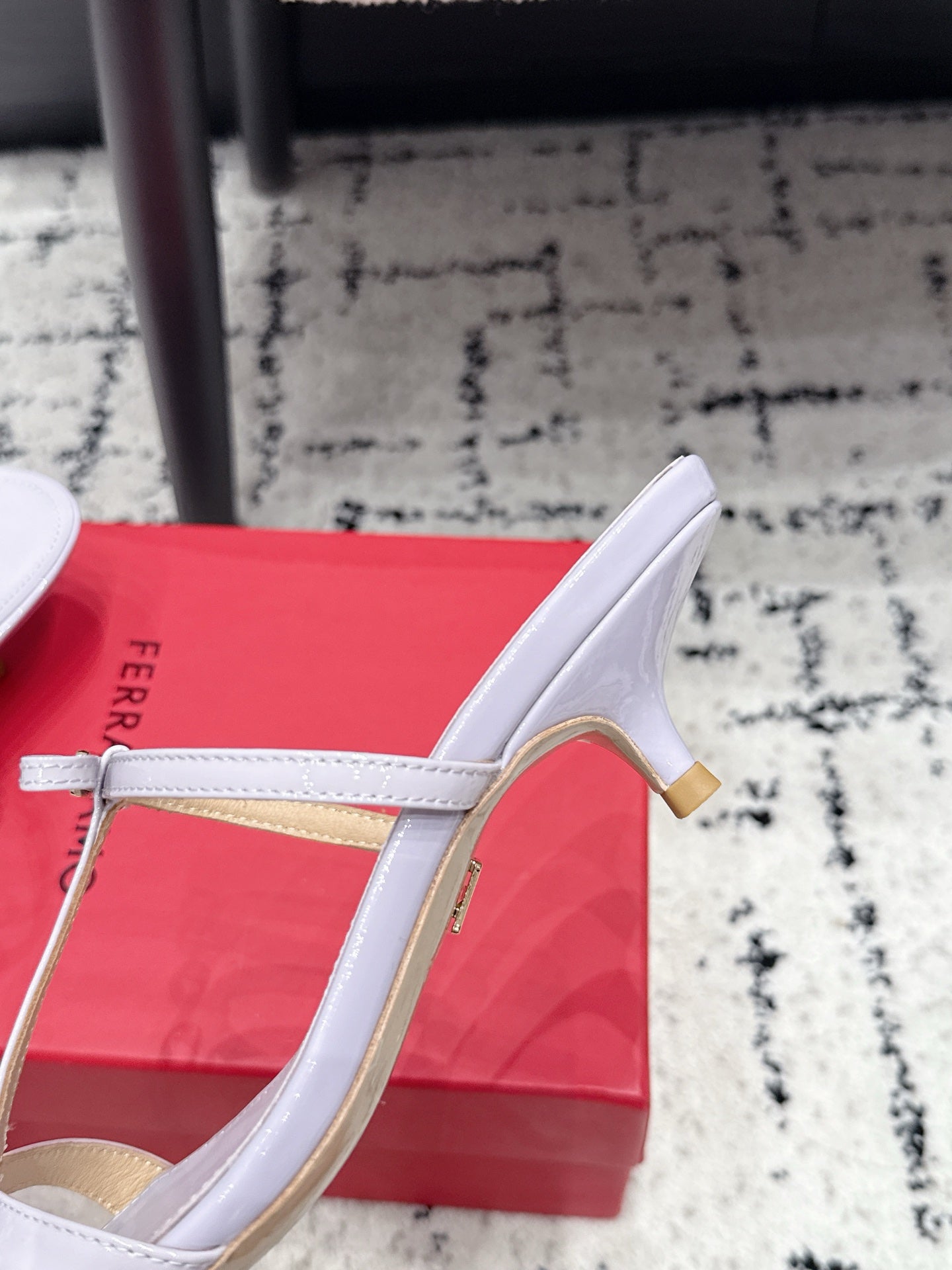 Ferragamo 26s T-strap Slippers White Leather 923518