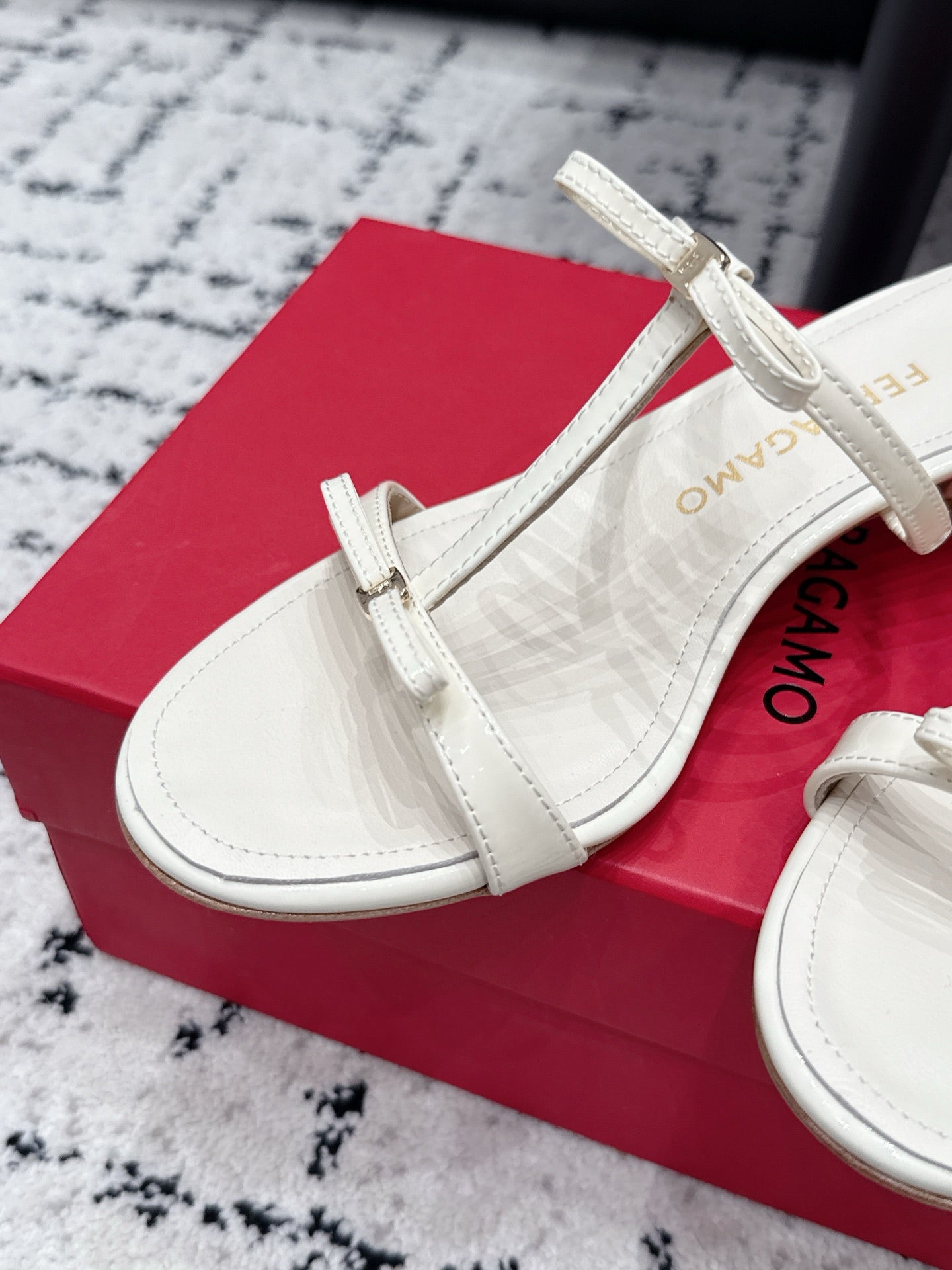 Ferragamo 26s T-strap Slippers Cream Leather 923519