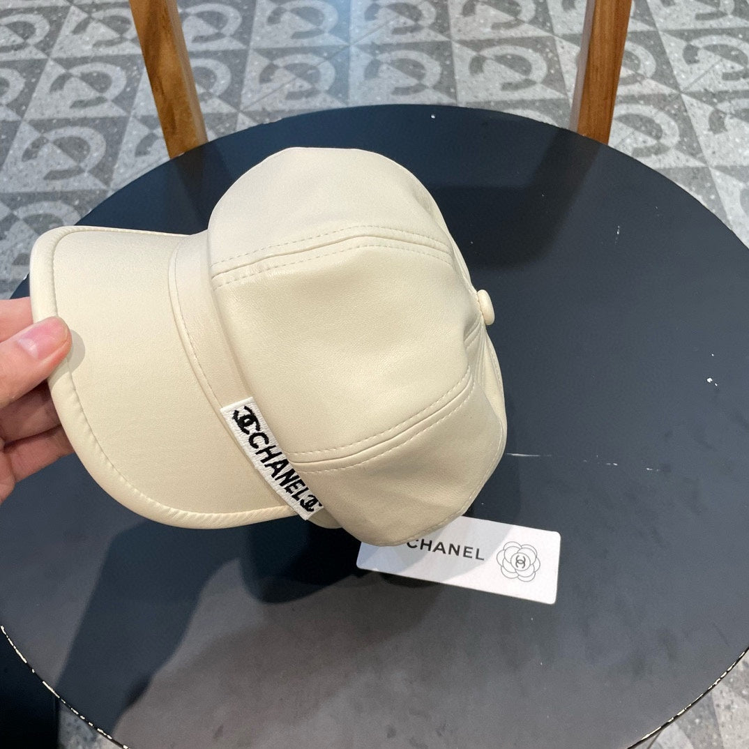 BAKER BOY CAP IN WHITE CALFSKIN 419448