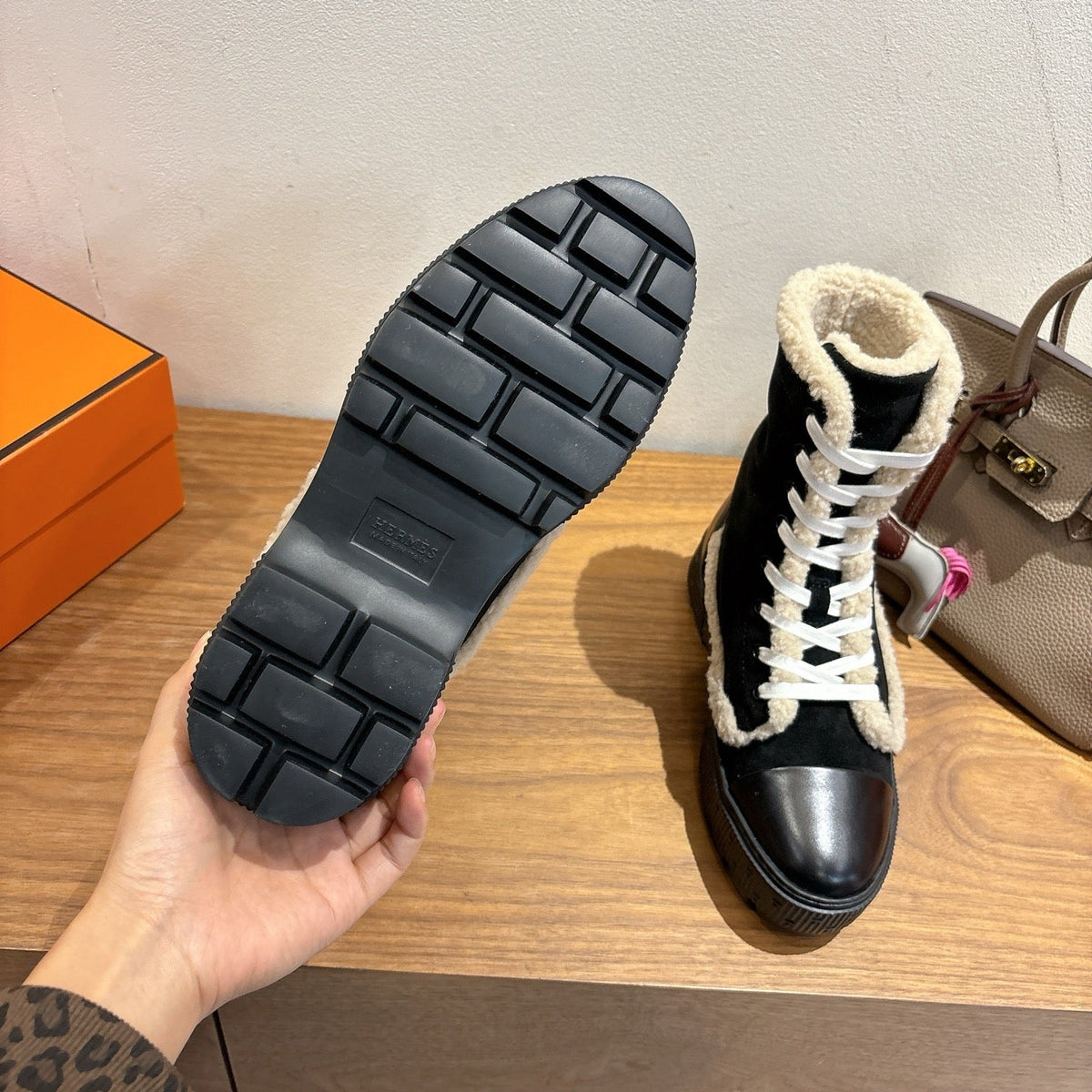 HM 26S Fresh Botines 4cm Black Suede Shearling 110591