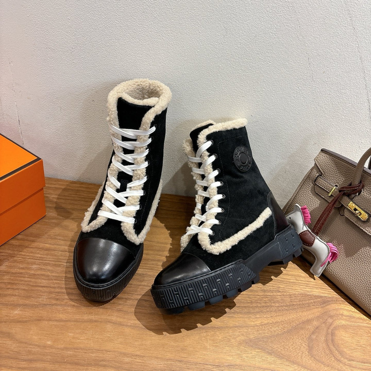 HM 26S Fresh Botines 4cm Black Suede Shearling 110591