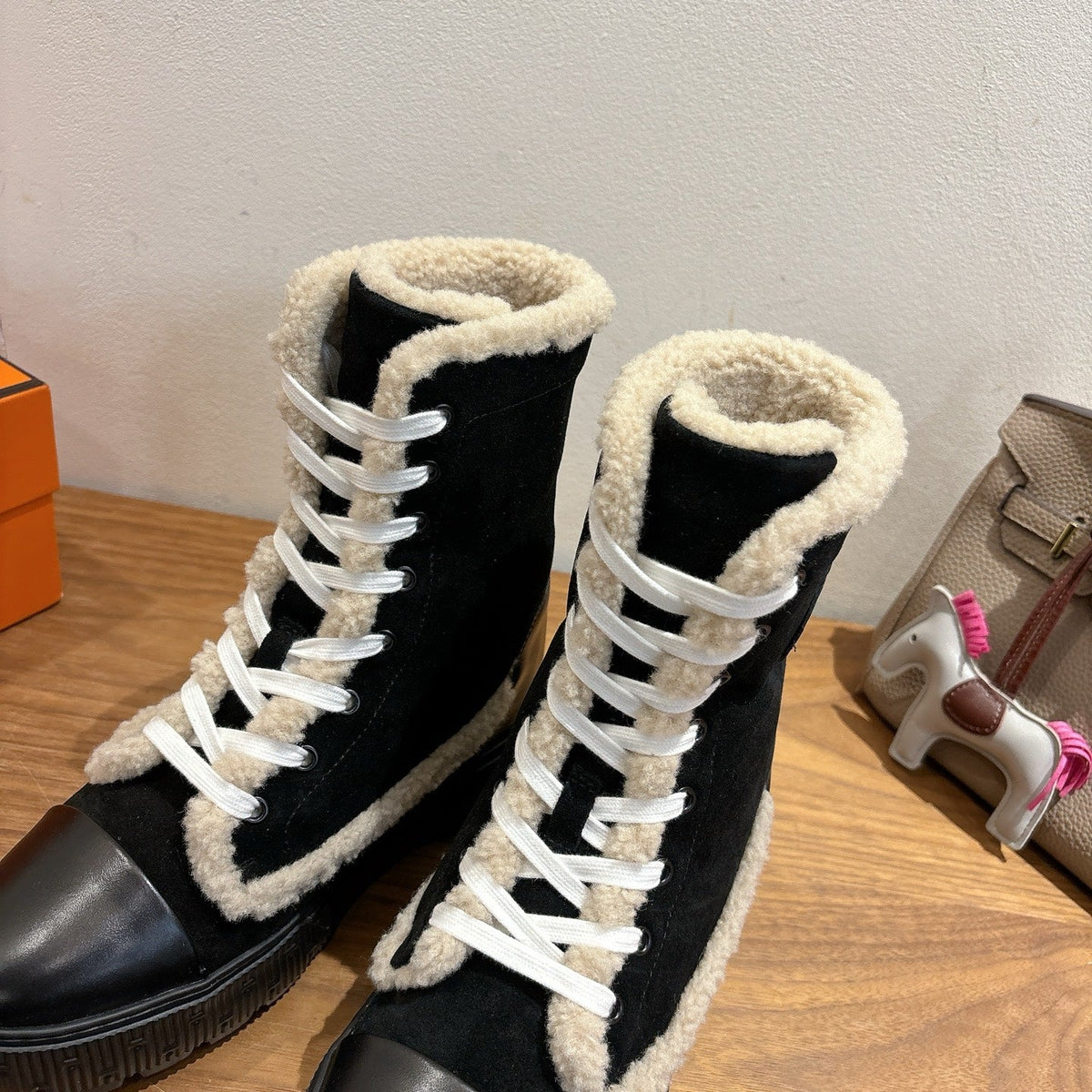 HM 26S Fresh Botines 4cm Black Suede Shearling 110591