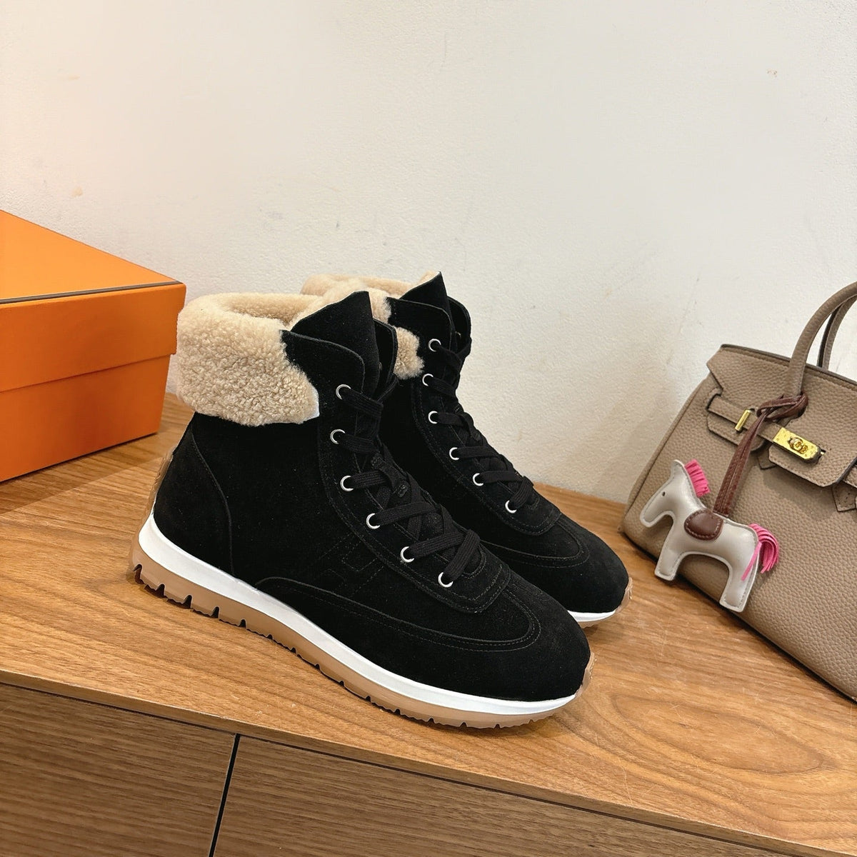 HM 26S Lieva Sneakers 3cm Black Suede Shearling 110595