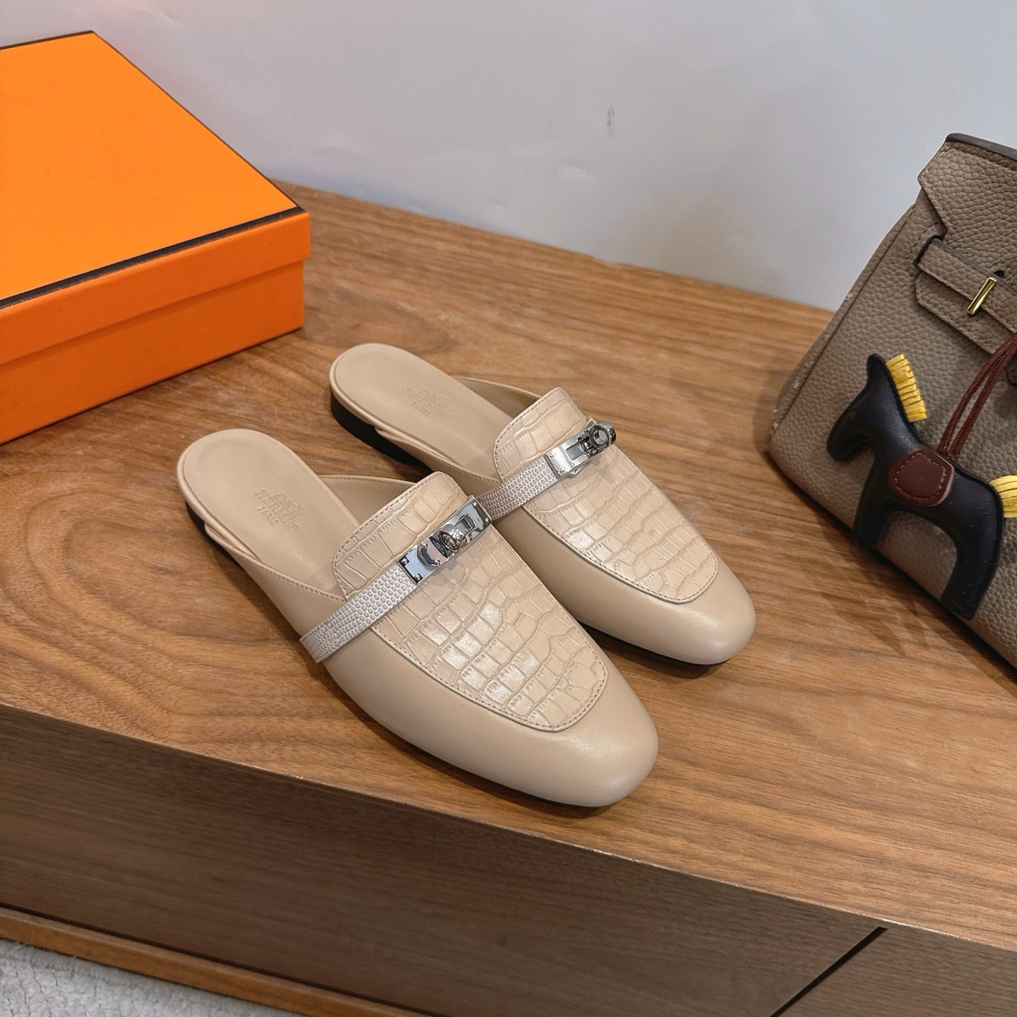 HM 26s Kelly Mule In Light Beige Crocodile-Embossed Calfskin Silver Hardware