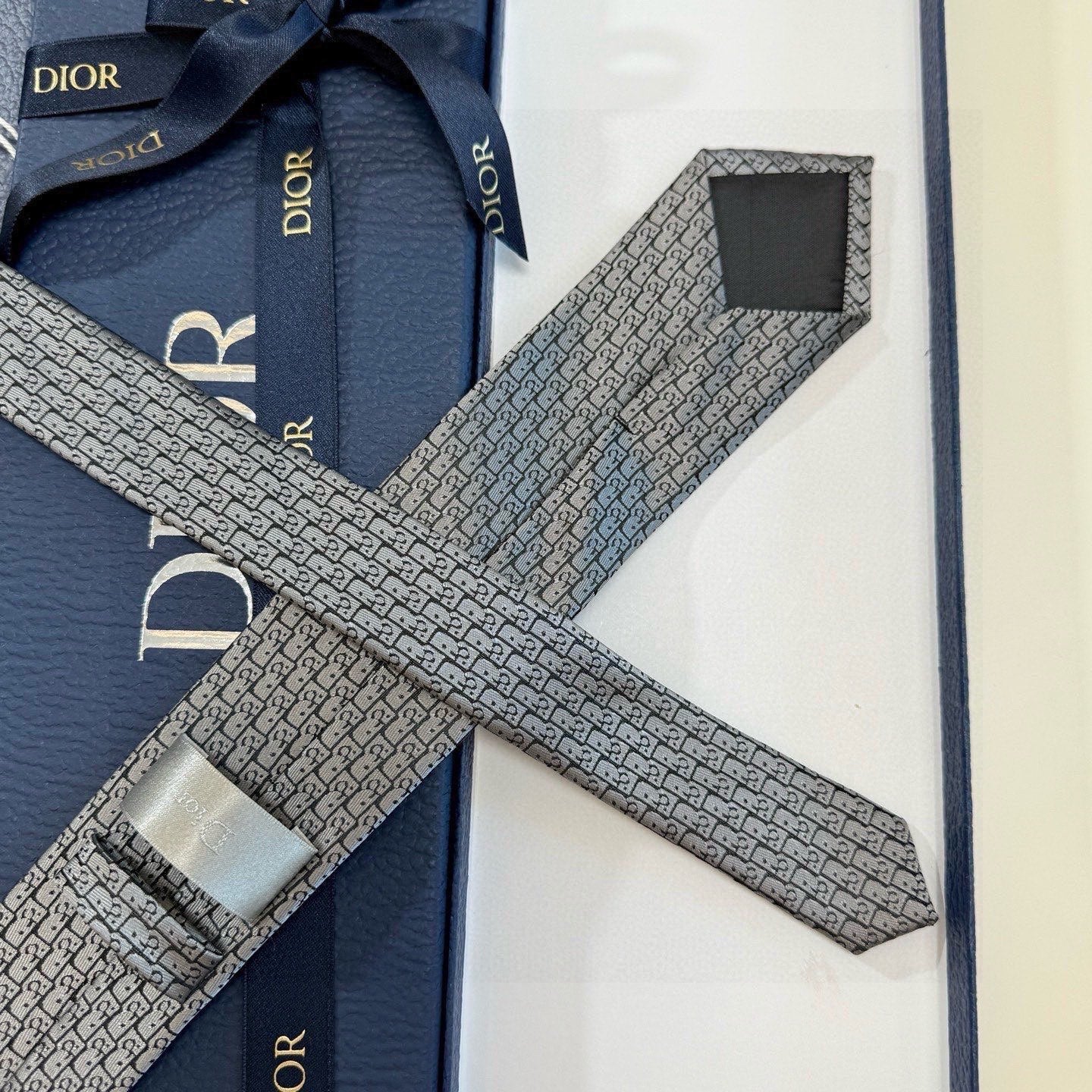 CD Tie Grey Silk 330076